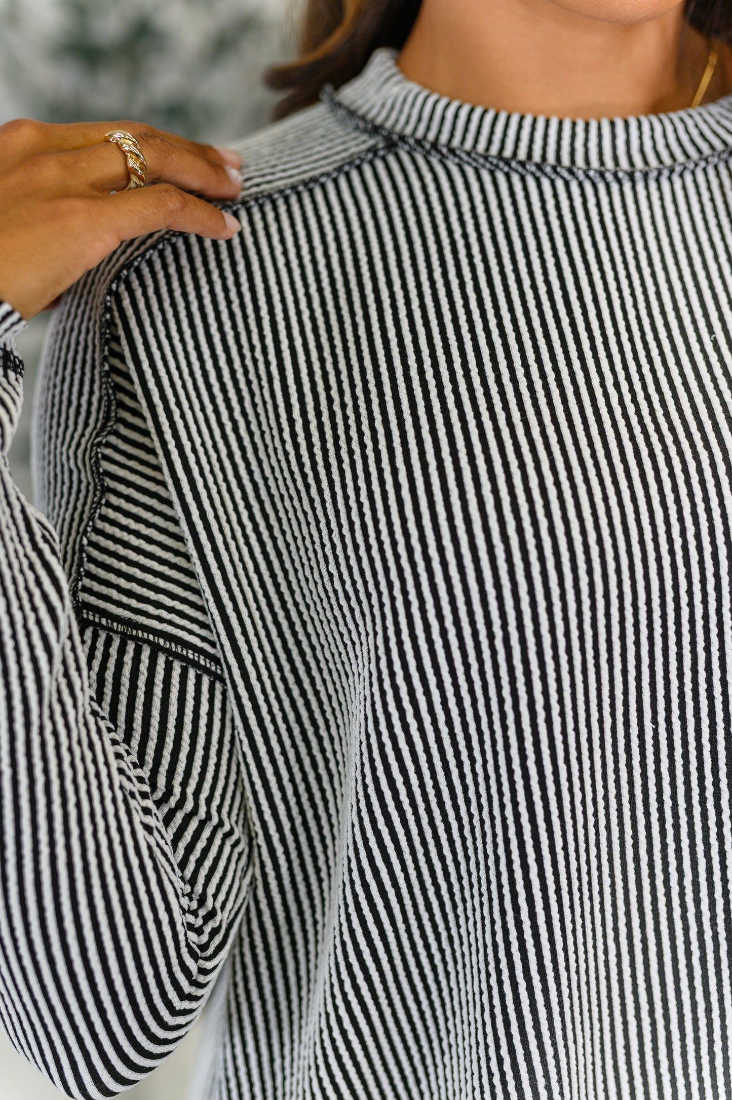 Black/White striped, long sleeve corded rib knit top by Zenana
High Stretch
Banded Round Neckline
Drop Shoulder
Long Sleeve
Exposed Seam Details
Side Slits
Stepped Hem
78% Polyester, 19% Rayon, 3% Spandex
True to Size
