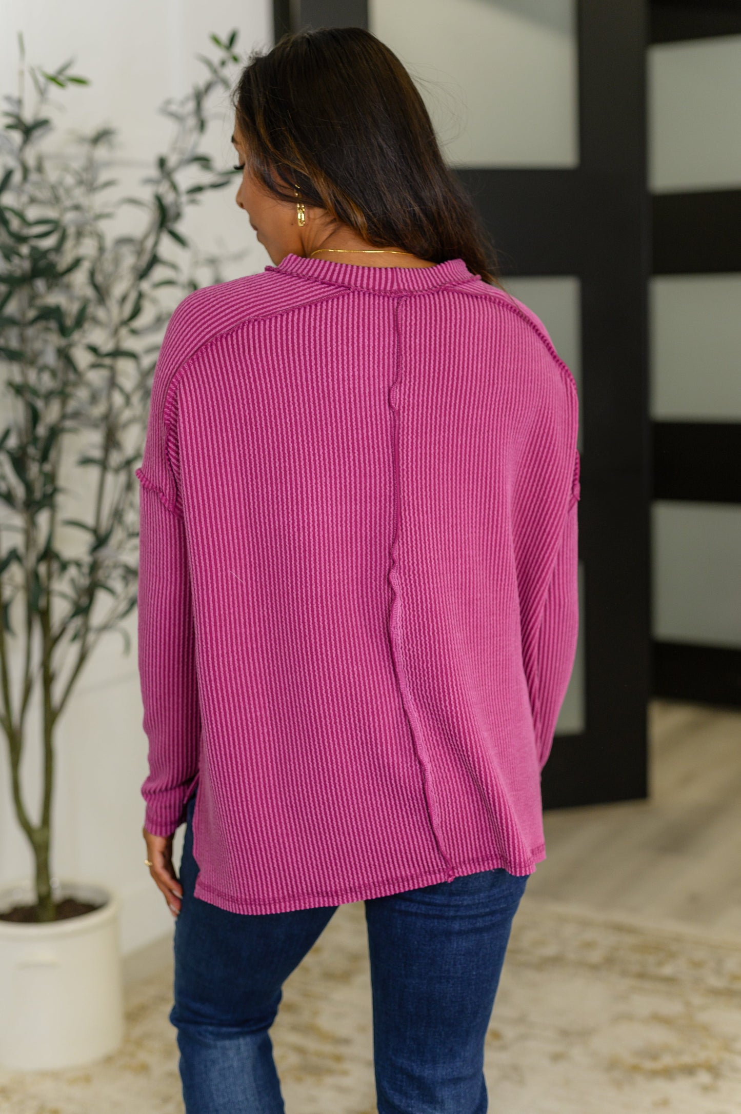 Plum colored, long sleeve corded rib knit top by Zenana
High Stretch
Banded Round Neckline
Drop Shoulder
Long Sleeve
Exposed Seam Details
Side Slits
Stepped Hem
78% Polyester, 19% Rayon, 3% Spandex
True to Size