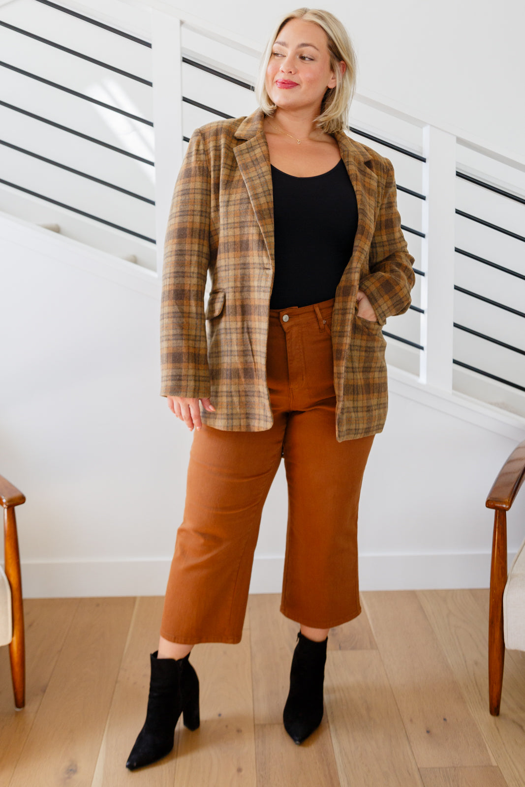 Brushed Woven plaid blazer by Haptics
Notched Lapel
Shoulder Pads
Single Button Closure
Flap Pockets
Fully Lined
Relaxed Fit
100% Polyester
True to Size