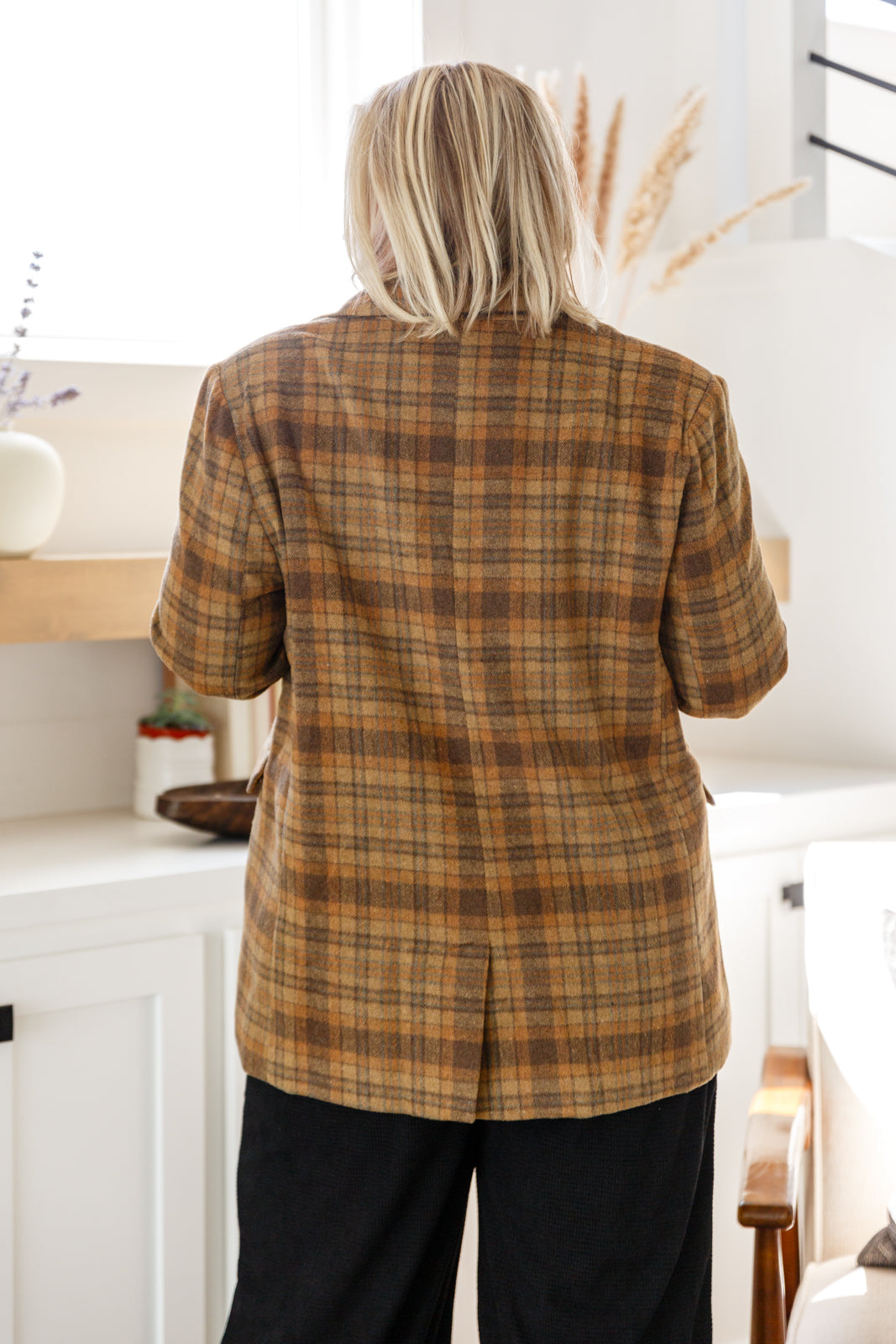 Brushed Woven plaid blazer by Haptics
Notched Lapel
Shoulder Pads
Single Button Closure
Flap Pockets
Fully Lined
Relaxed Fit
100% Polyester
True to Size