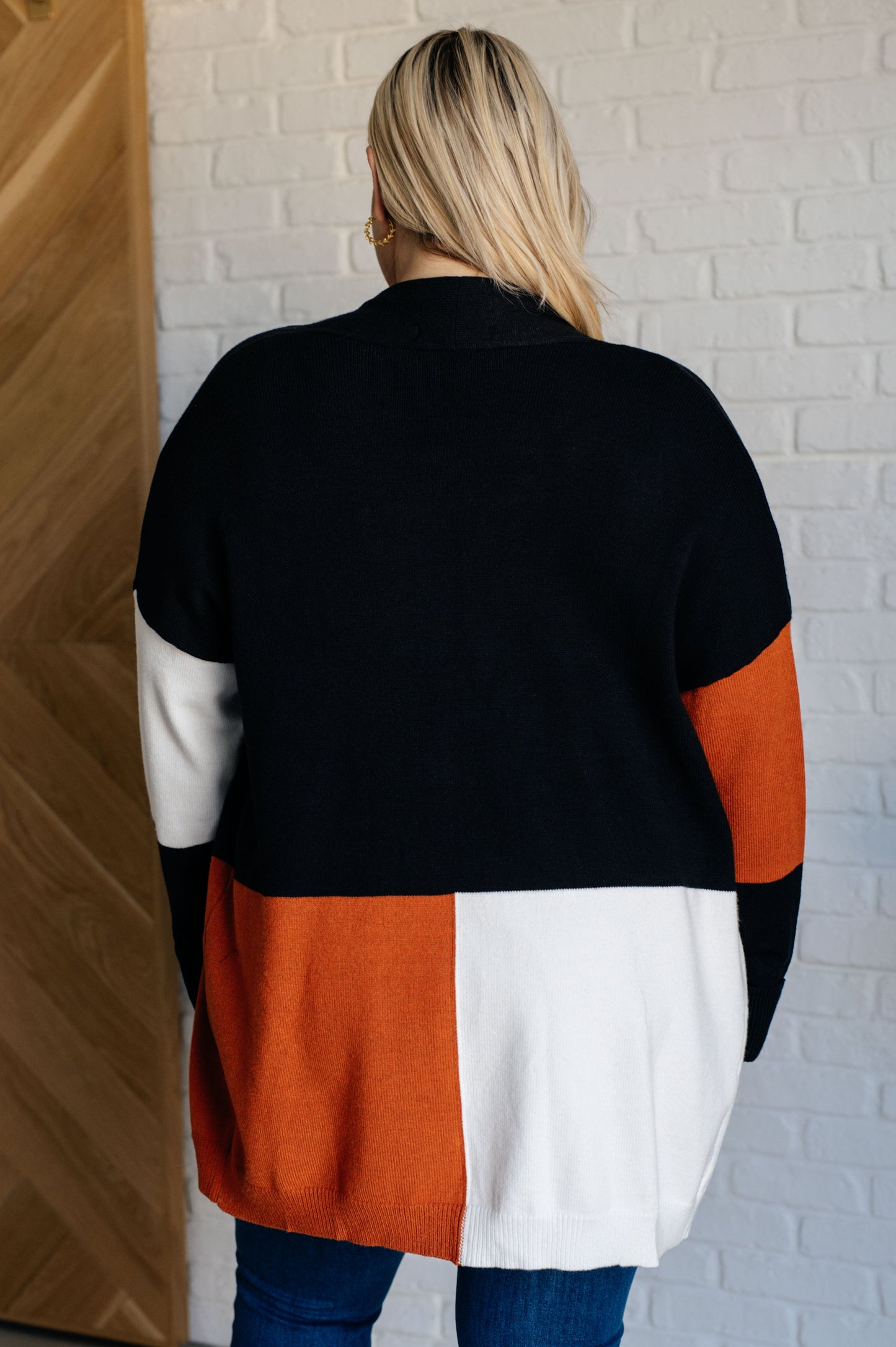 Color block open knit Midweight Sweater Knit
High Stretch
Open Front
Shawl Neckline
Drop Shoulder
Ribbed, Tacked Sleeve Cuff
Ribbed Hemline
50% Viscose, 28% Polyester, 22% Polyamide
True To Size