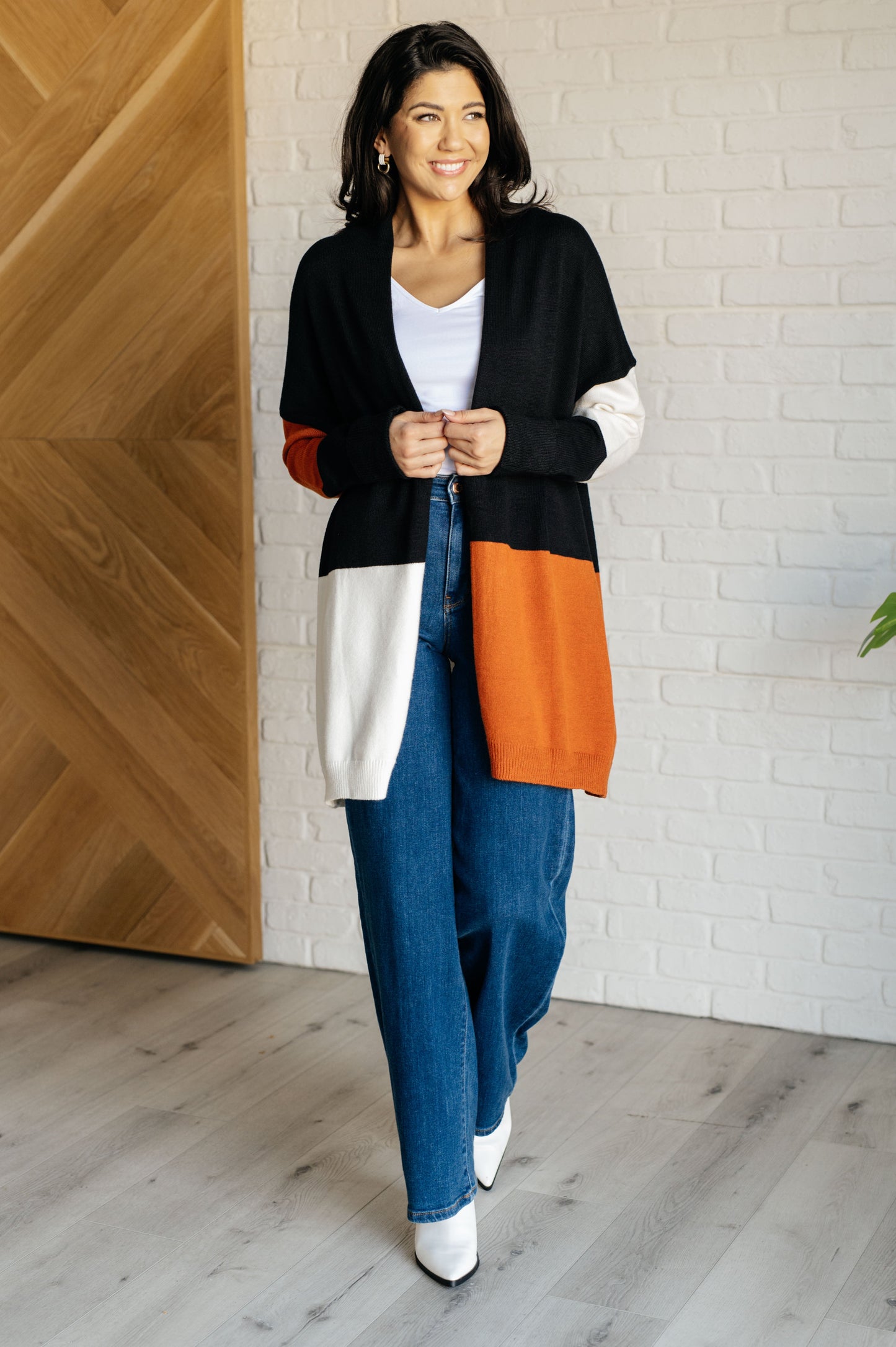 Color block open knit Midweight Sweater Knit
High Stretch
Open Front
Shawl Neckline
Drop Shoulder
Ribbed, Tacked Sleeve Cuff
Ribbed Hemline
50% Viscose, 28% Polyester, 22% Polyamide
True To Size
