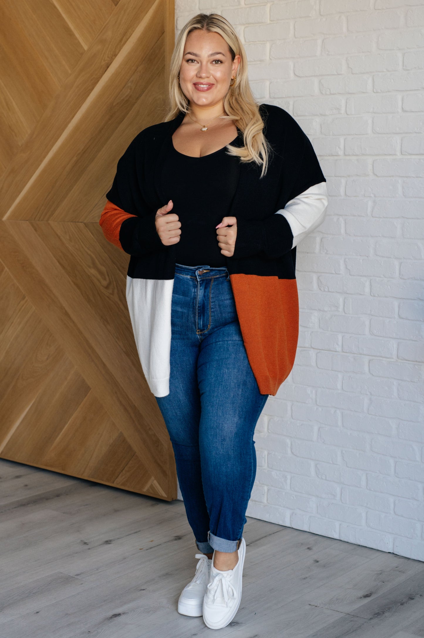 Color block open knit Midweight Sweater Knit
High Stretch
Open Front
Shawl Neckline
Drop Shoulder
Ribbed, Tacked Sleeve Cuff
Ribbed Hemline
50% Viscose, 28% Polyester, 22% Polyamide
True To Size