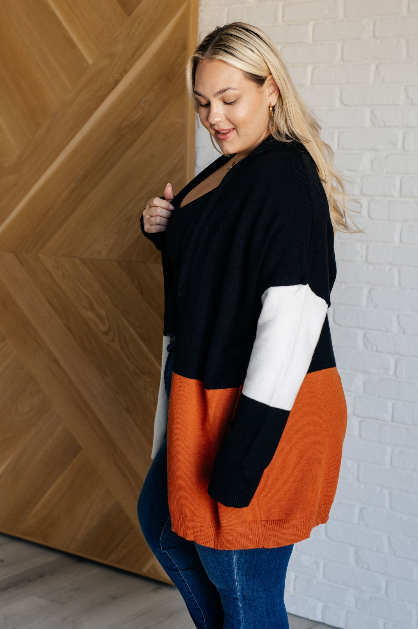 Color block open knit Midweight Sweater Knit
High Stretch
Open Front
Shawl Neckline
Drop Shoulder
Ribbed, Tacked Sleeve Cuff
Ribbed Hemline
50% Viscose, 28% Polyester, 22% Polyamide
True To Size