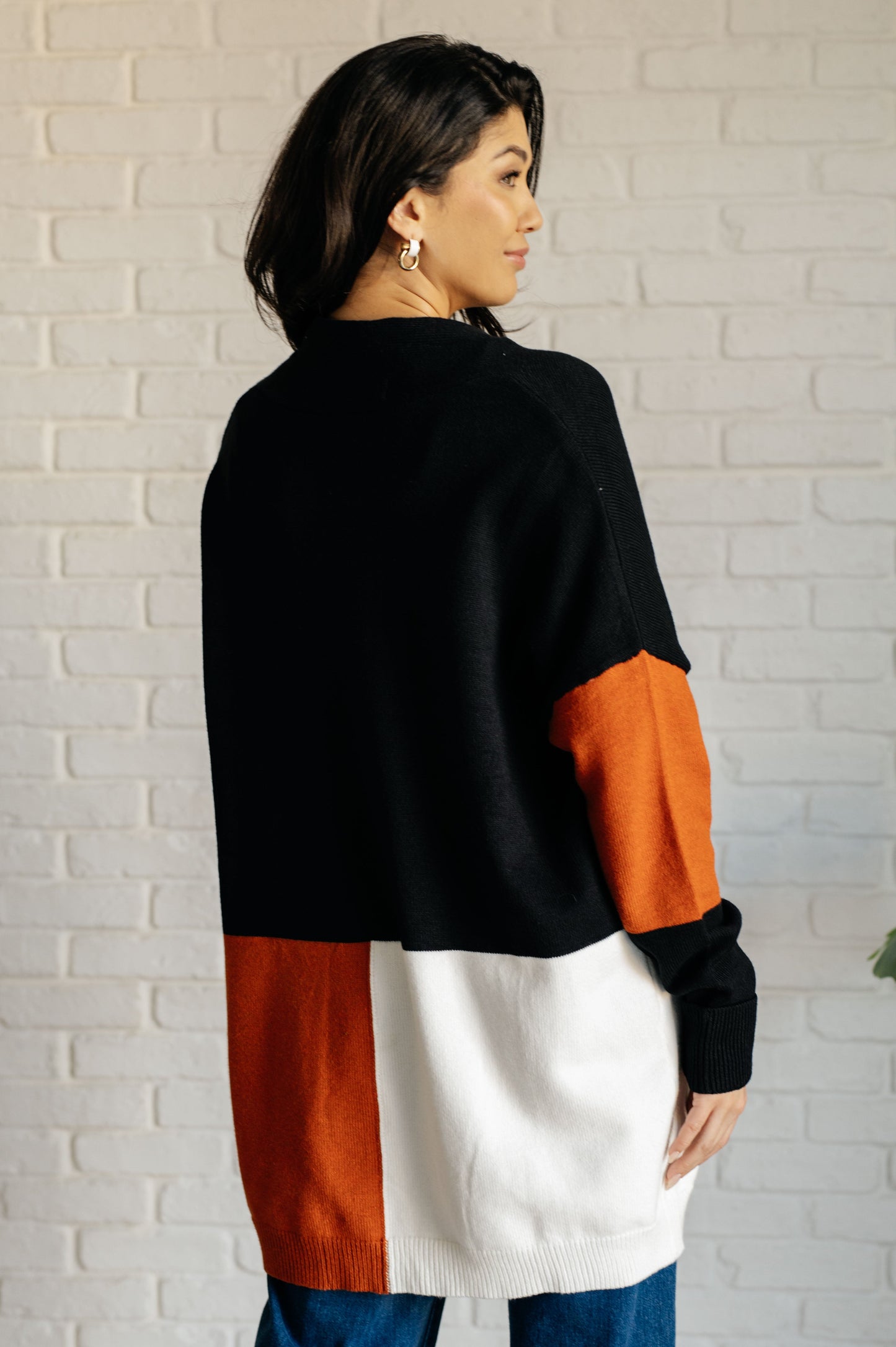 Color block open knit Midweight Sweater Knit
High Stretch
Open Front
Shawl Neckline
Drop Shoulder
Ribbed, Tacked Sleeve Cuff
Ribbed Hemline
50% Viscose, 28% Polyester, 22% Polyamide
True To Size