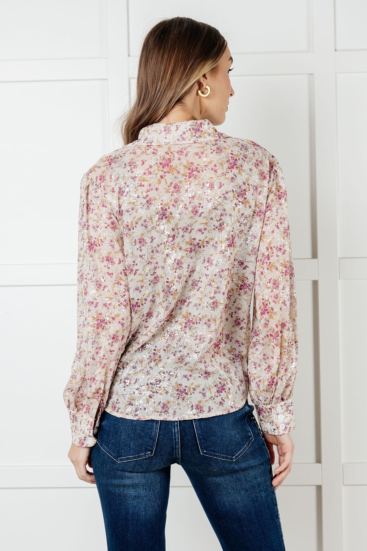 Chiffon long sleeve blouse
Collared Neckline
Full Front Button Closure
Poet Sleeve
Banded, Button Closure Sleeve Cuff
Scooped Hemline
100% Polyester
True to Size