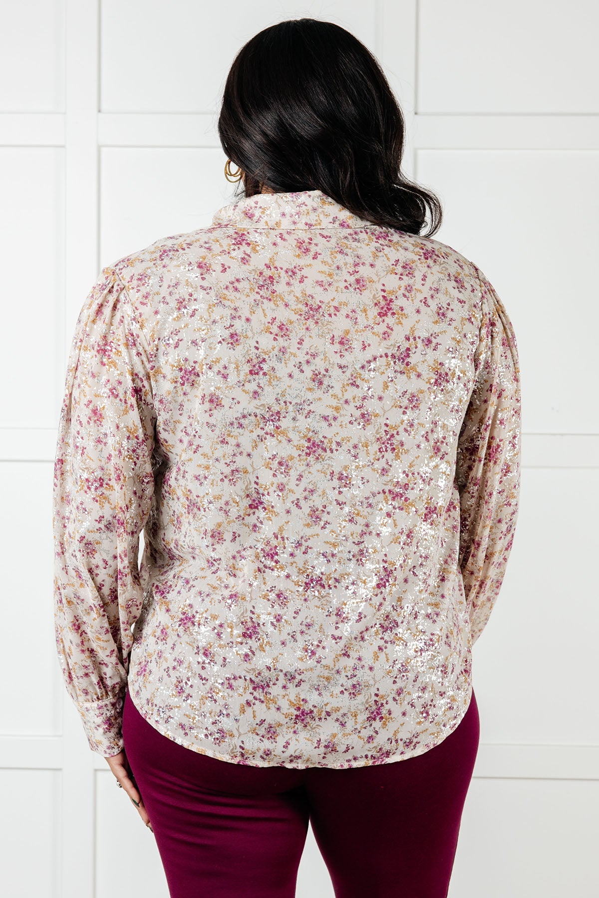 Chiffon long sleeve blouse
Collared Neckline
Full Front Button Closure
Poet Sleeve
Banded, Button Closure Sleeve Cuff
Scooped Hemline
100% Polyester
True to Size