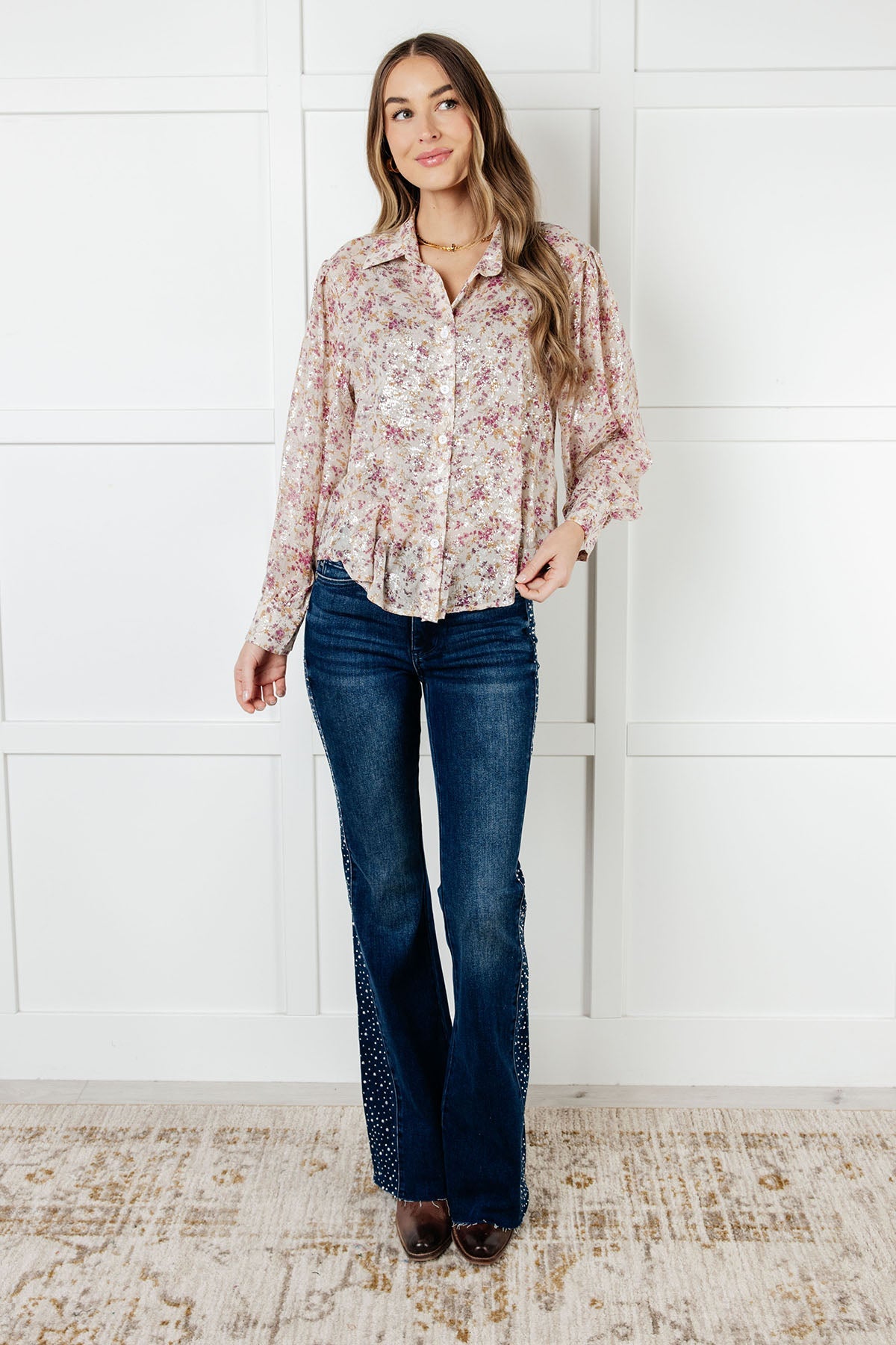 Chiffon long sleeve blouse
Collared Neckline
Full Front Button Closure
Poet Sleeve
Banded, Button Closure Sleeve Cuff
Scooped Hemline
100% Polyester
True to Size