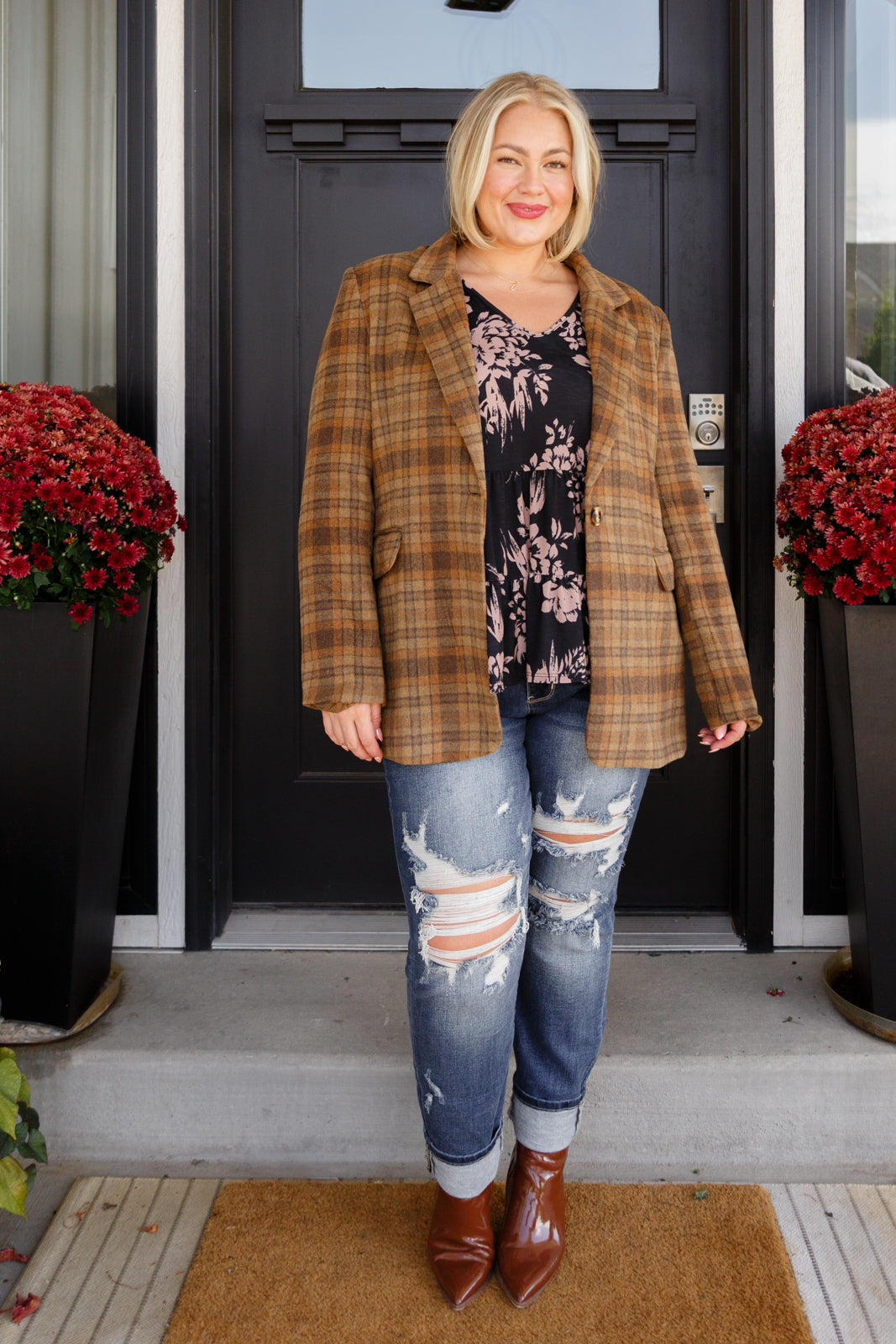 Brushed Woven plaid blazer by Haptics
Notched Lapel
Shoulder Pads
Single Button Closure
Flap Pockets
Fully Lined
Relaxed Fit
100% Polyester
True to Size