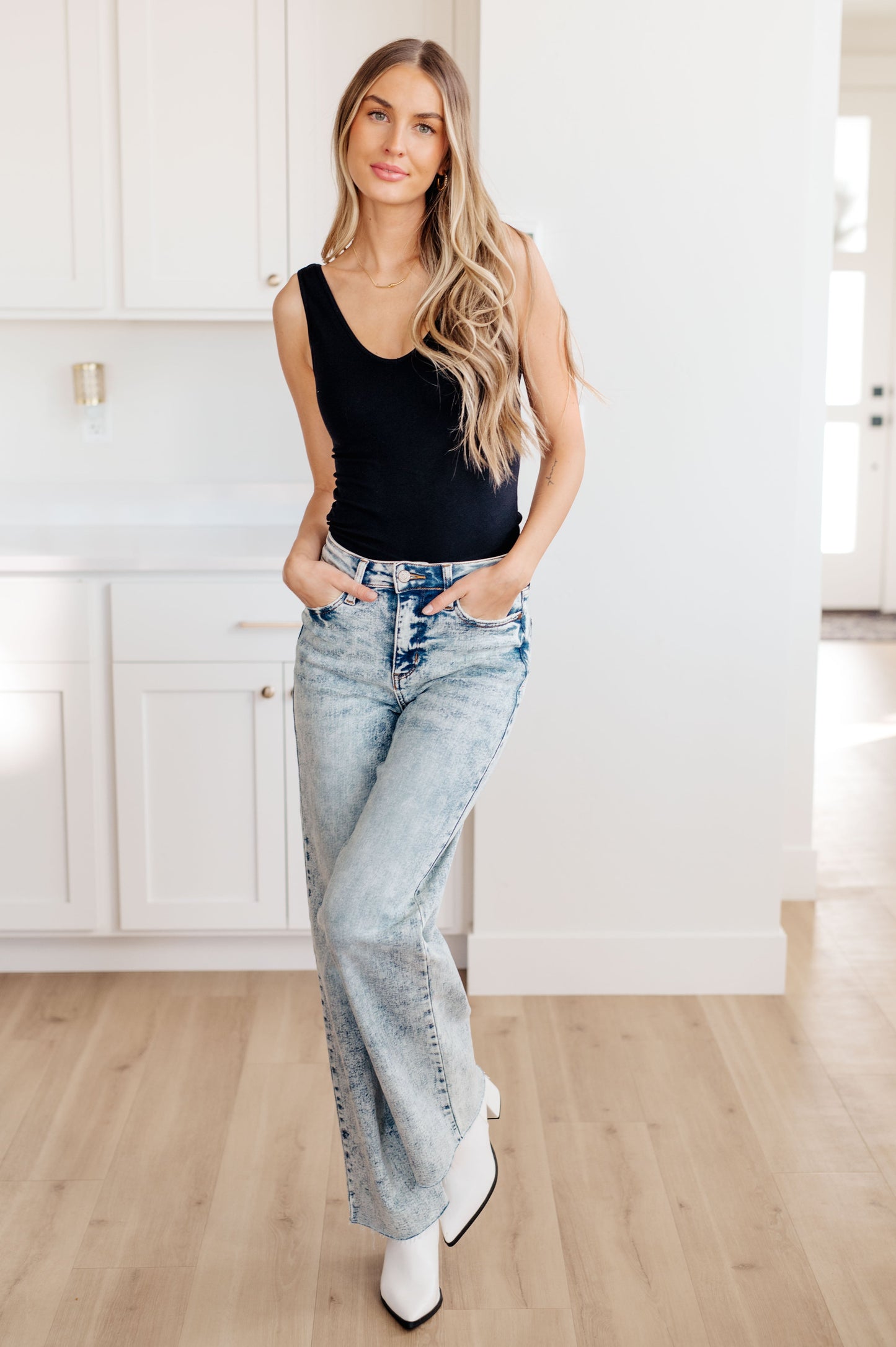 High Waist Mineral Wash Raw Hem Wide Leg Jeans
Judy Blue
High Rise
Zip Fly
Mineral Wash
4-Way Stretch
Wide Leg Silhouette
Raw Hem
94% Cotton, 5% Polyester, 1% Spandex
True to Judy Blue Sizing