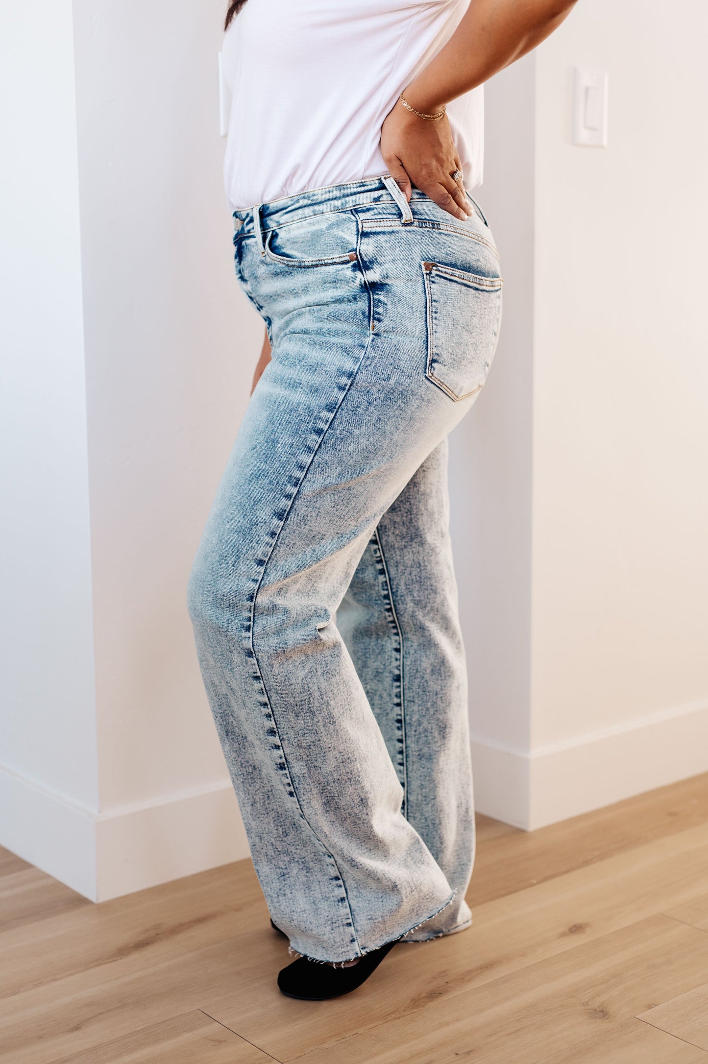 High Waist Mineral Wash Raw Hem Wide Leg Jeans
Judy Blue
High Rise
Zip Fly
Mineral Wash
4-Way Stretch
Wide Leg Silhouette
Raw Hem
94% Cotton, 5% Polyester, 1% Spandex
True to Judy Blue Sizing