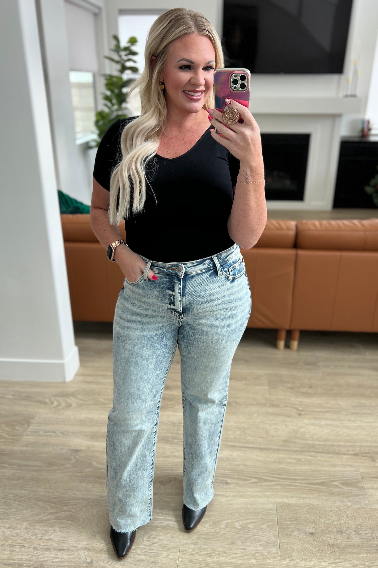 High Waist Mineral Wash Raw Hem Wide Leg Jeans
Judy Blue
High Rise
Zip Fly
Mineral Wash
4-Way Stretch
Wide Leg Silhouette
Raw Hem
94% Cotton, 5% Polyester, 1% Spandex
True to Judy Blue Sizing
