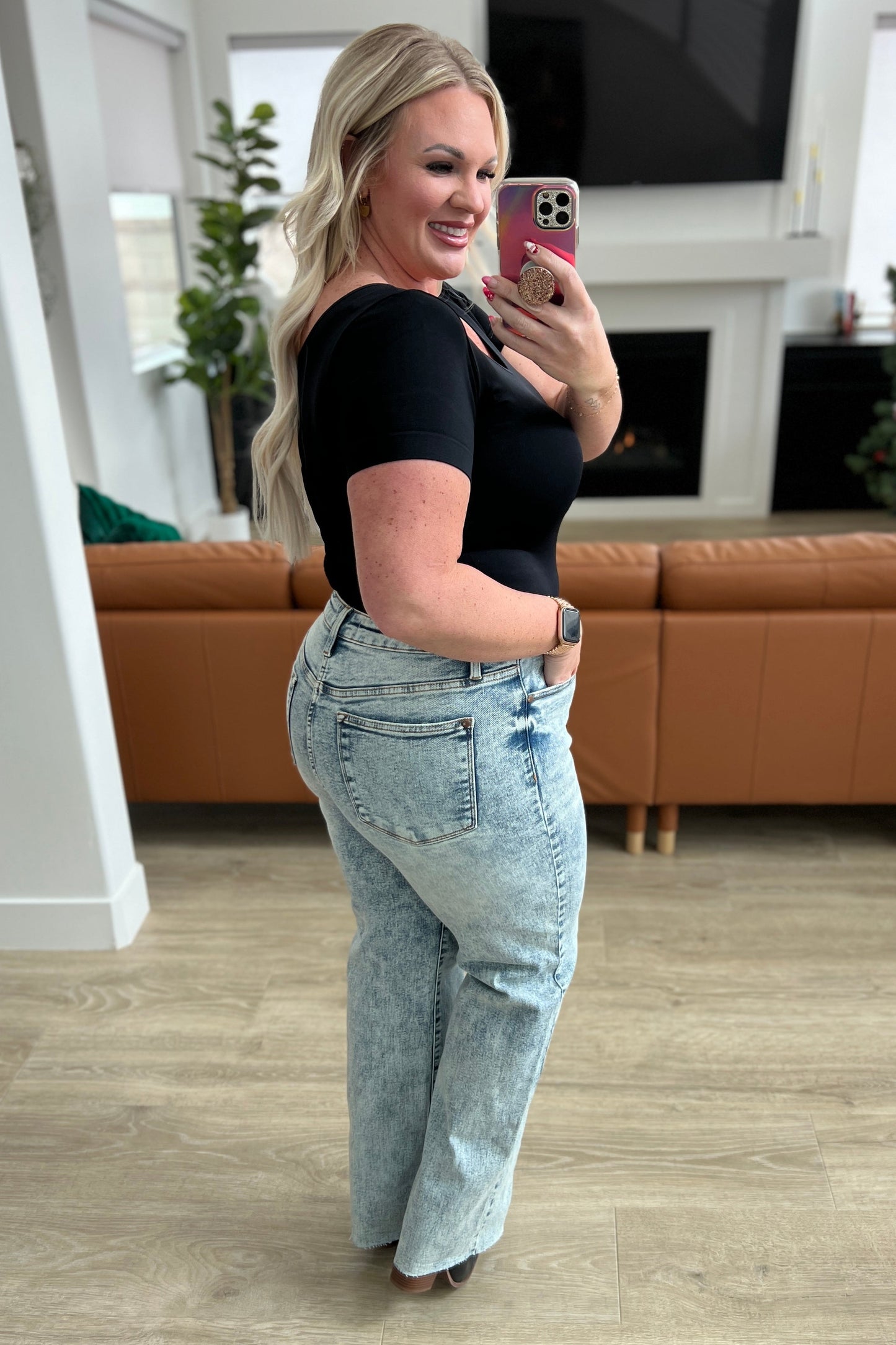 High Waist Mineral Wash Raw Hem Wide Leg Jeans
Judy Blue
High Rise
Zip Fly
Mineral Wash
4-Way Stretch
Wide Leg Silhouette
Raw Hem
94% Cotton, 5% Polyester, 1% Spandex
True to Judy Blue Sizing