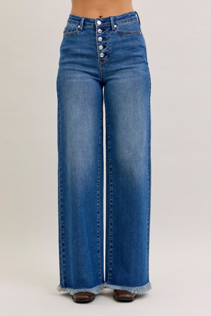 Judy Blue Jeans
High-Rise
Button Fly
4-Way Stretch
Back Welt Pockets
Medium Wash
Distressed Hem
Straight Silhouette
93% Cotton, 6% Polyester, 1% Spandex
True to Judy Blue Sizing