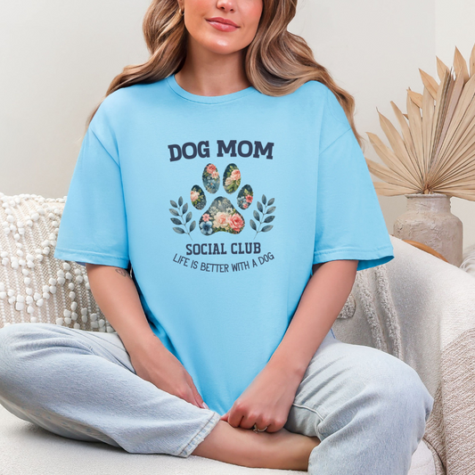 Dog Mom graphic tee
Gildan tee
Multicolor DTF printing on crewneck
True to size for a relaxed unisex fit