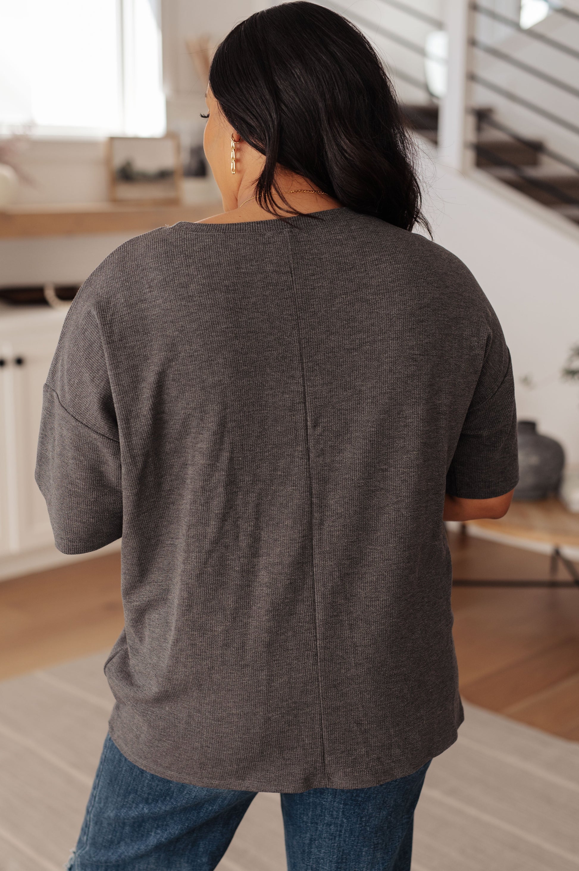 Mid-Weight Jersey Knit
Ribbed
Round Neckline
Drop Shoulder
Textured Contrast
93% Polyester, 7% Spandex
True to Size short sleeve top in Charcoal Grey