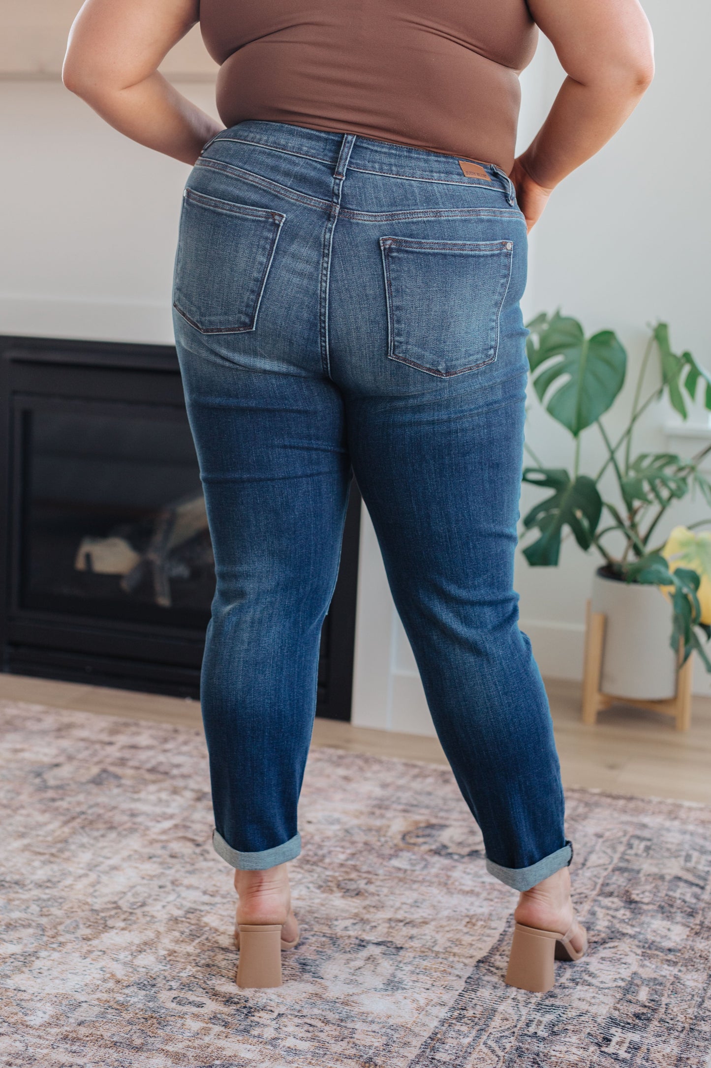 Judy Blue Jeans
Mid-Rise
Zip Fly
4-Way Stretch
Dark Wash
Optional Cuff
Slim Fit Silhouette
93% Cotton, 6% Polyester, 1% Spandex
True to Judy Blue Sizing