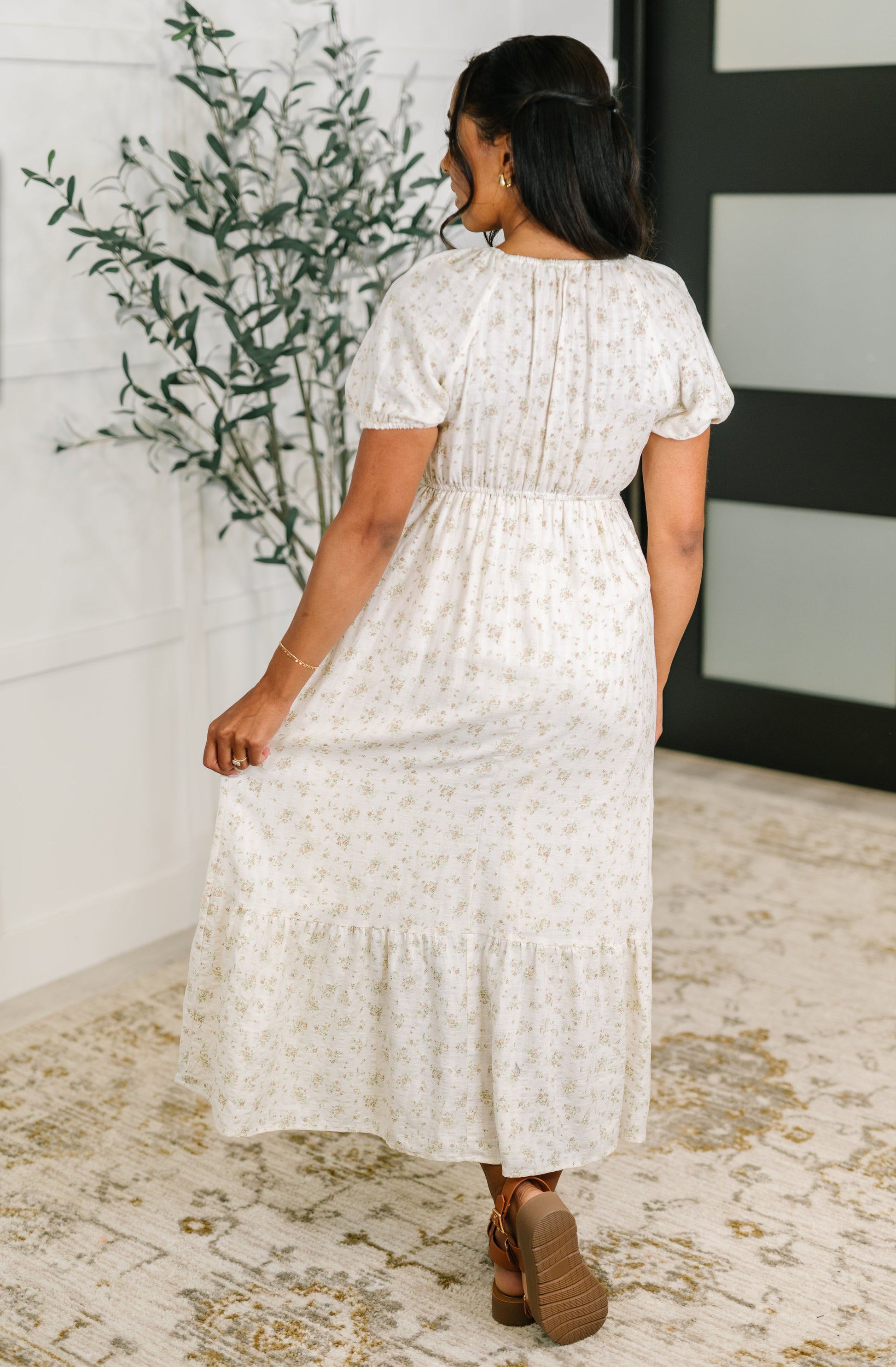 Lightweight Woven square neck maxi dress
No Stretch
Square Neckline
Cased Elastic and Gathered Shoulder
Cased Elastic Sleeve Cuff
Puff Sleeve
Elastic Waistband
Functional Side Pockets
Gathered Tier Hem
3/4 Lined
Self: 60% Cotton, 40% Polyester
Lining: 100% Polyester
True to Size