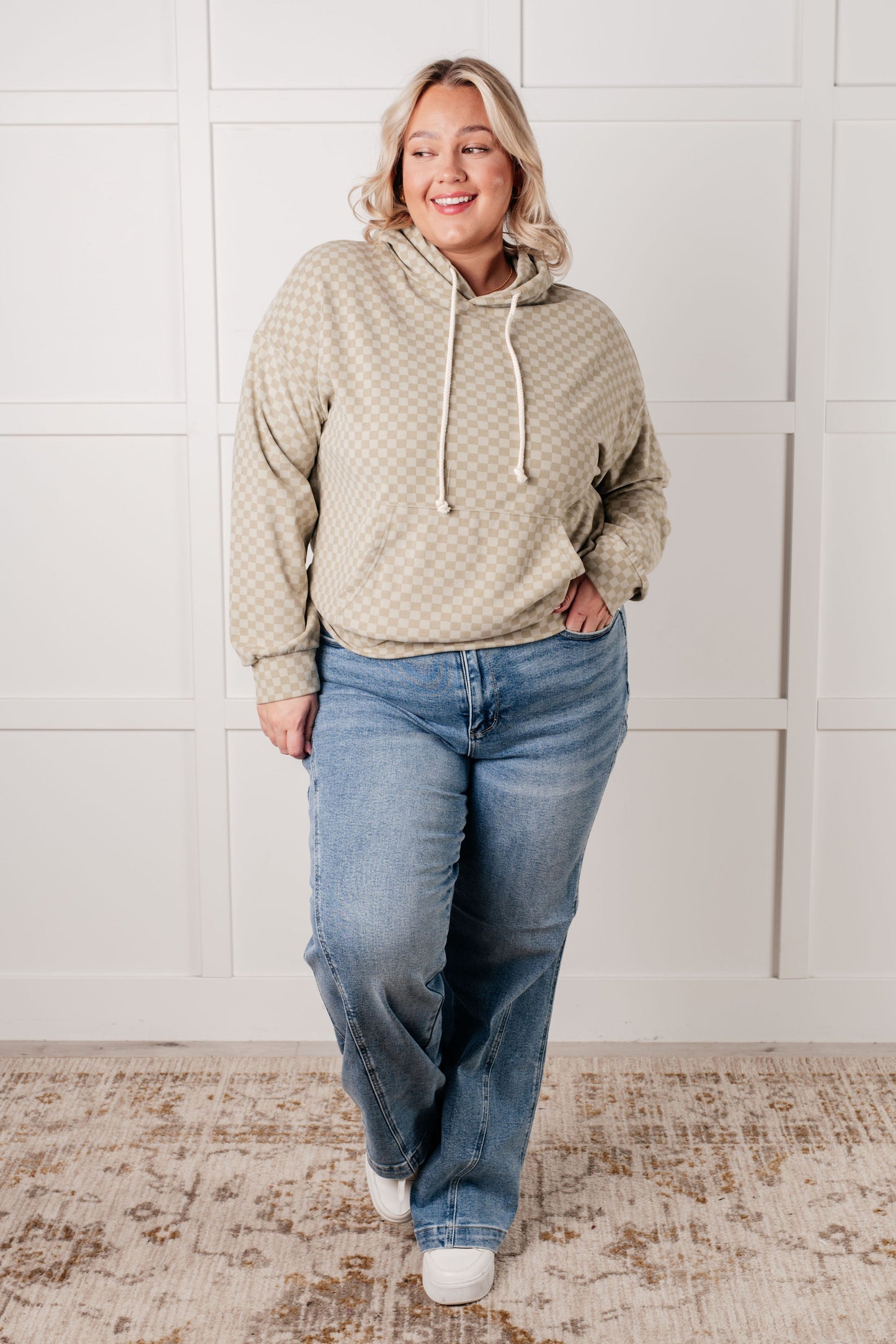 Checkered Hoodie in Sage
Performance Fleece
Hooded
Drawstring
Kangaroo Pocket
Banded Hemline
Banded Sleeve Cuffs
90% Polyester, 10% Elastane
True to Size