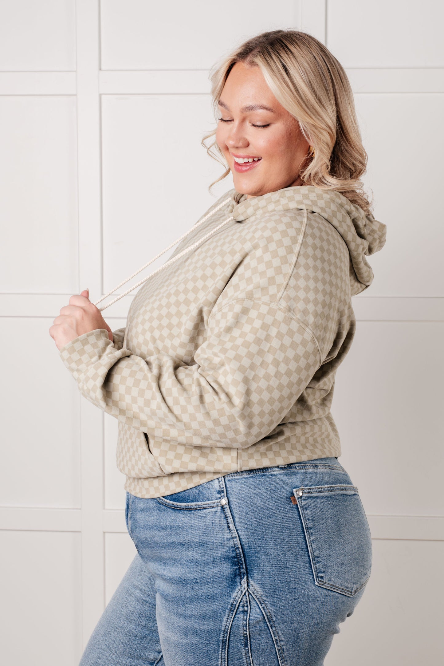 Checkered Hoodie in Sage
Performance Fleece
Hooded
Drawstring
Kangaroo Pocket
Banded Hemline
Banded Sleeve Cuffs
90% Polyester, 10% Elastane
True to Size