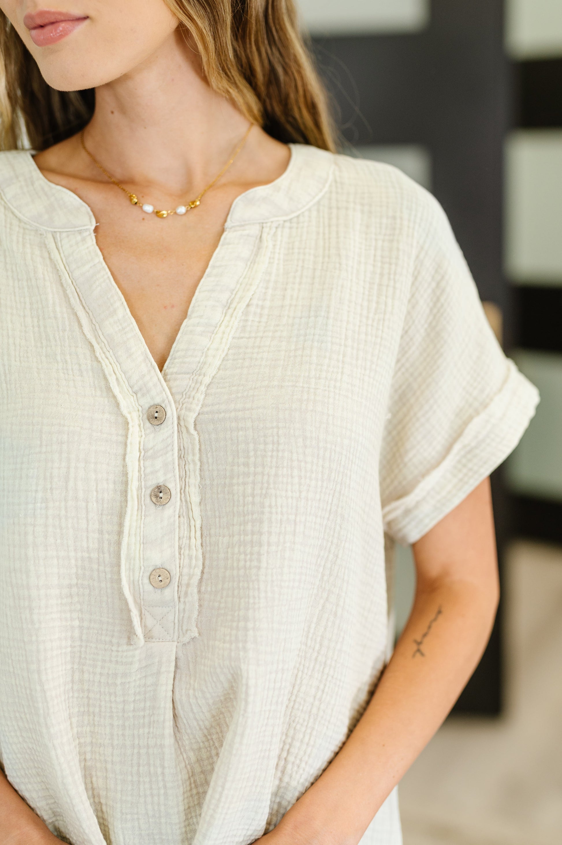 Sand Beige, Lightweight Gauze short sleeve top
No Stretch
V-Neckline
Functional 3/4 Front Button Closures
Dolman Sleeve
Banded Sleeve Cuff
Banded Stepped Hemline
Side Slit
Back Center Seam
Raw and Exposed Seam Details
Raw Hem
100% Cotton
True to Size