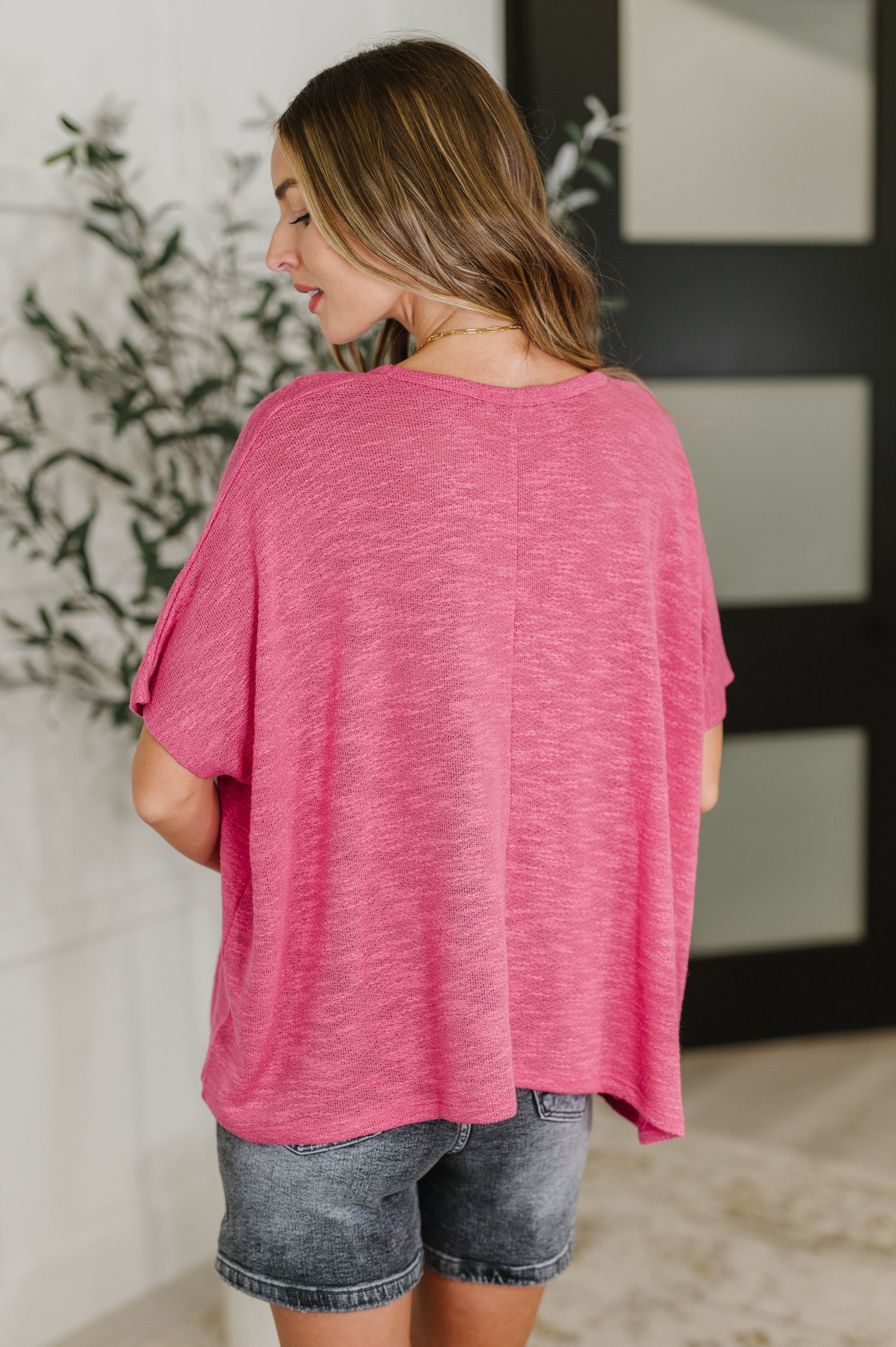 Hacci Material Short Sleeve Top
Oversized Fit
Dolman Sleeve
Round Neckline
Back Center Seam
Sheer
Front Patch Pocket
63% Polyester, 33% Rayon, 4% Spandex
True to Size