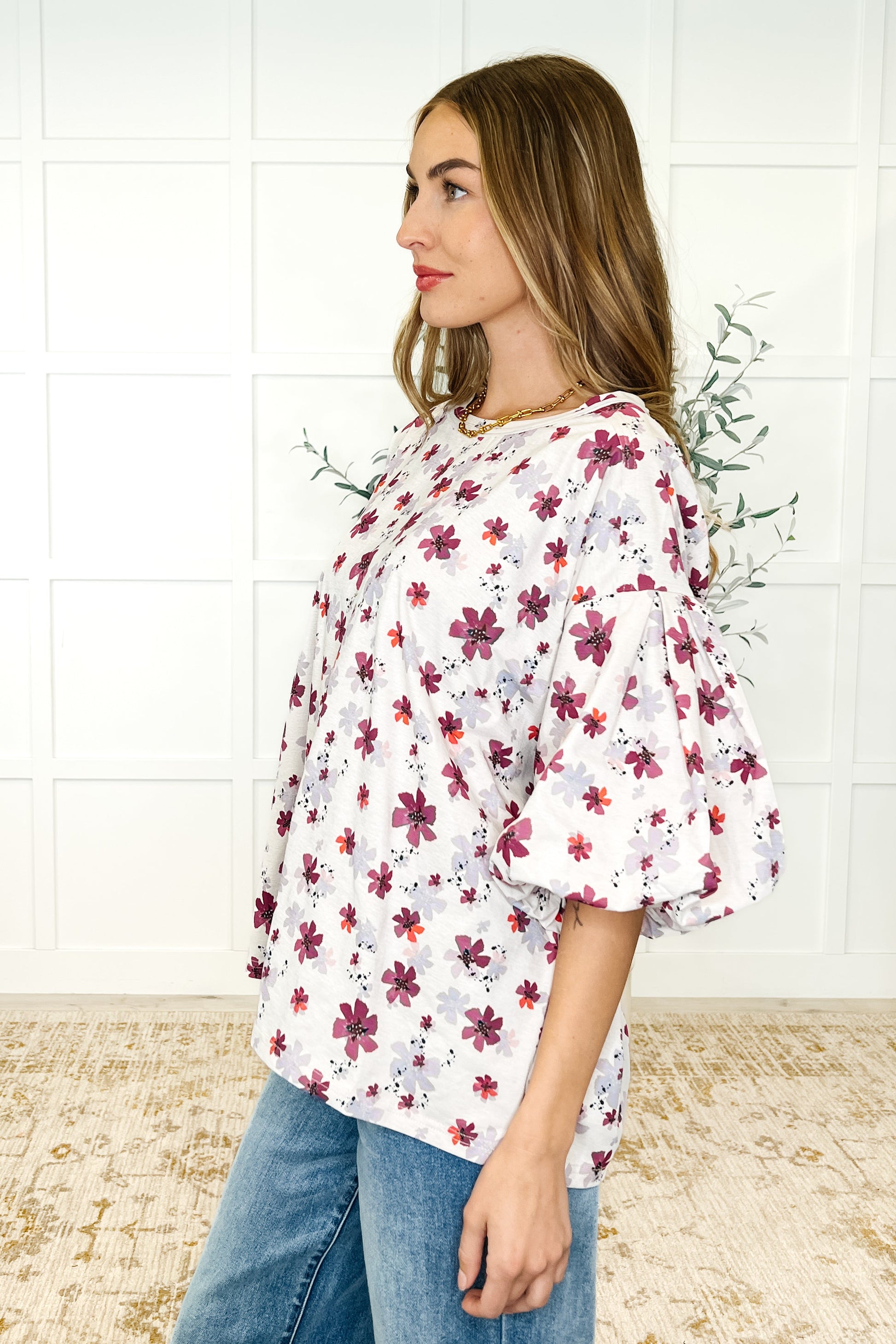 Light-Weight Knit
Round Neckline
Puff Sleeve
Cased Elastic Sleeve Cuff
Lined Sleeve
Exposed Seam Details
Self: 100% Polyester
Lining: 100% Polyester
True to Size
Floral print top by Easel