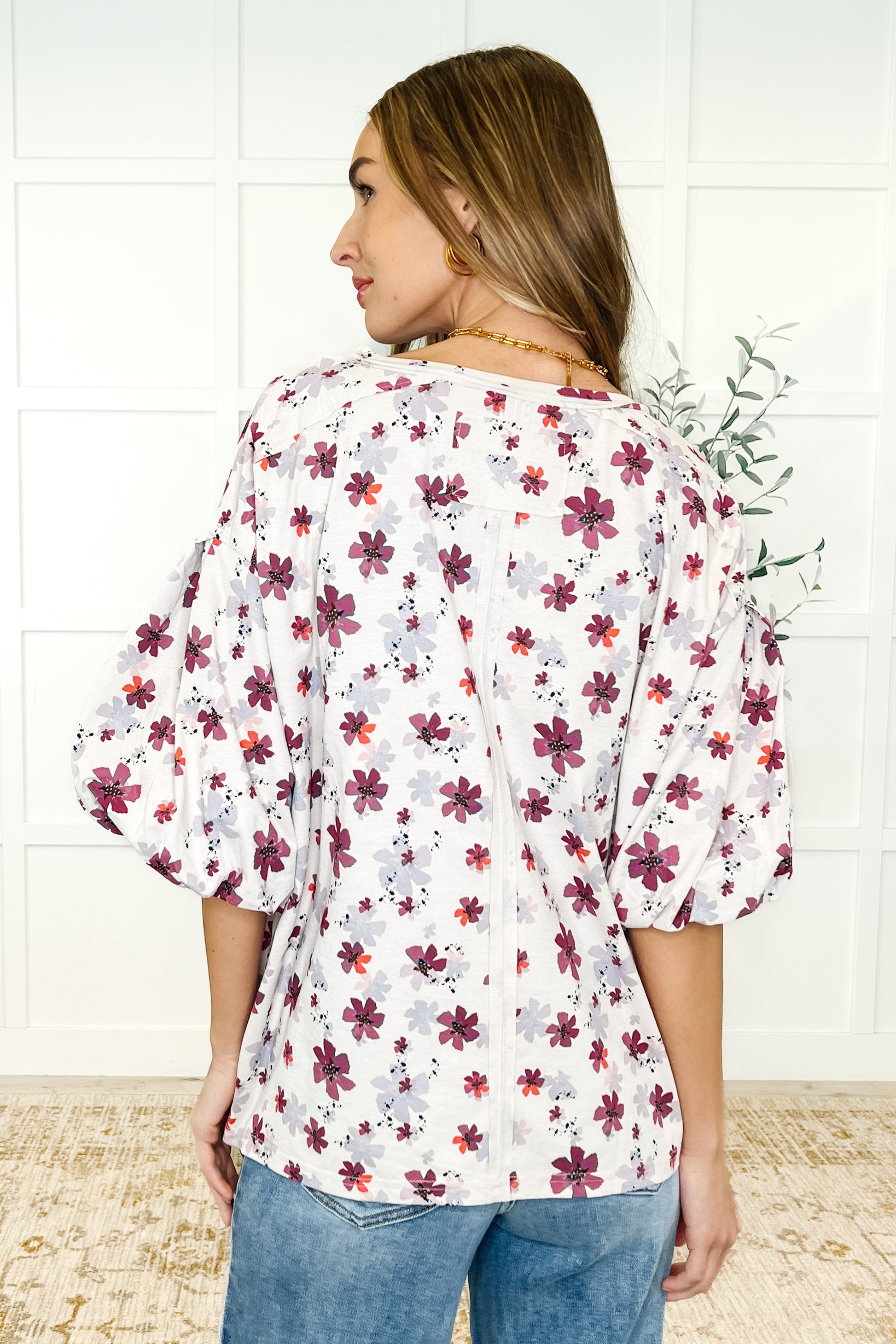 Light-Weight Knit
Round Neckline
Puff Sleeve
Cased Elastic Sleeve Cuff
Lined Sleeve
Exposed Seam Details
Self: 100% Polyester
Lining: 100% Polyester
True to Size
Floral print top by Easel