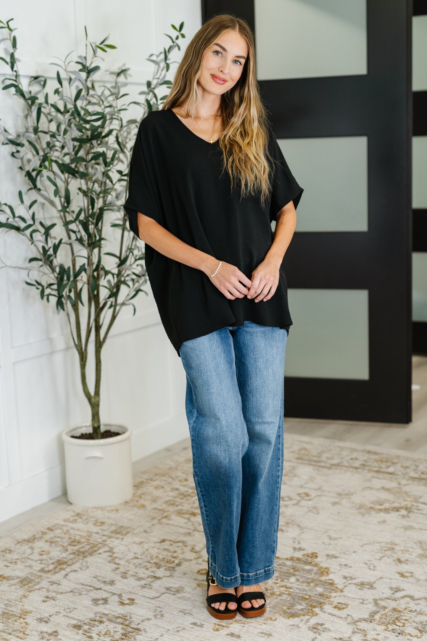 Black Crinkle Poly Woven
V-Neckline
Dolman Sleeves
Oversized Silhouette
100% Polyester
Size Down 1