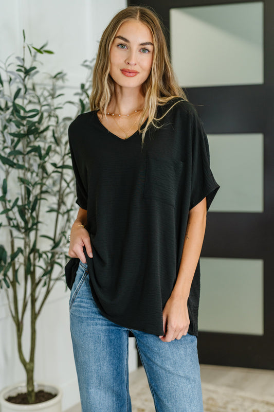 Black Crinkle Poly Woven
V-Neckline
Dolman Sleeves
Oversized Silhouette
100% Polyester
Size Down 1