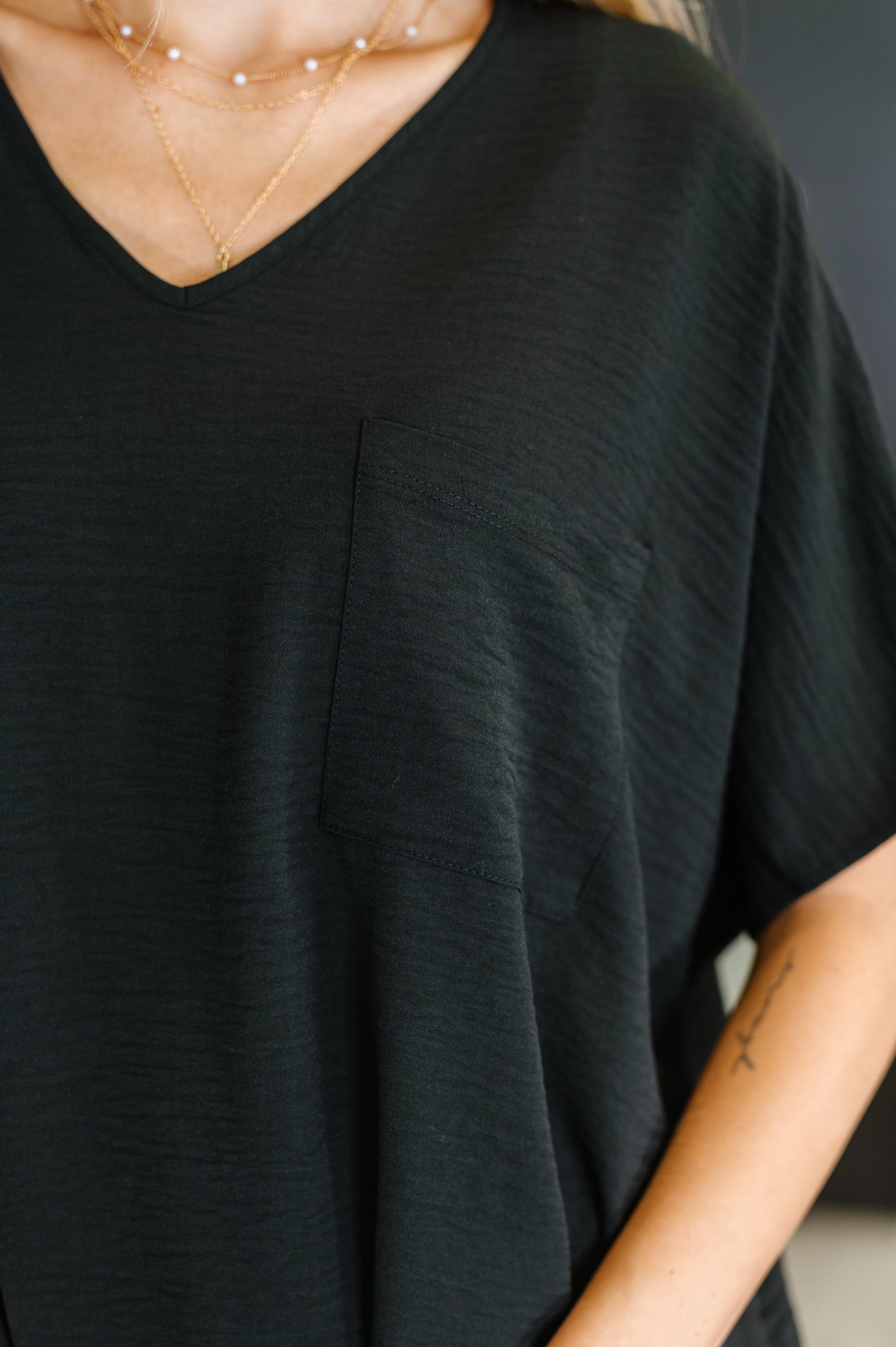 Black Crinkle Poly Woven
V-Neckline
Dolman Sleeves
Oversized Silhouette
100% Polyester
Size Down 1