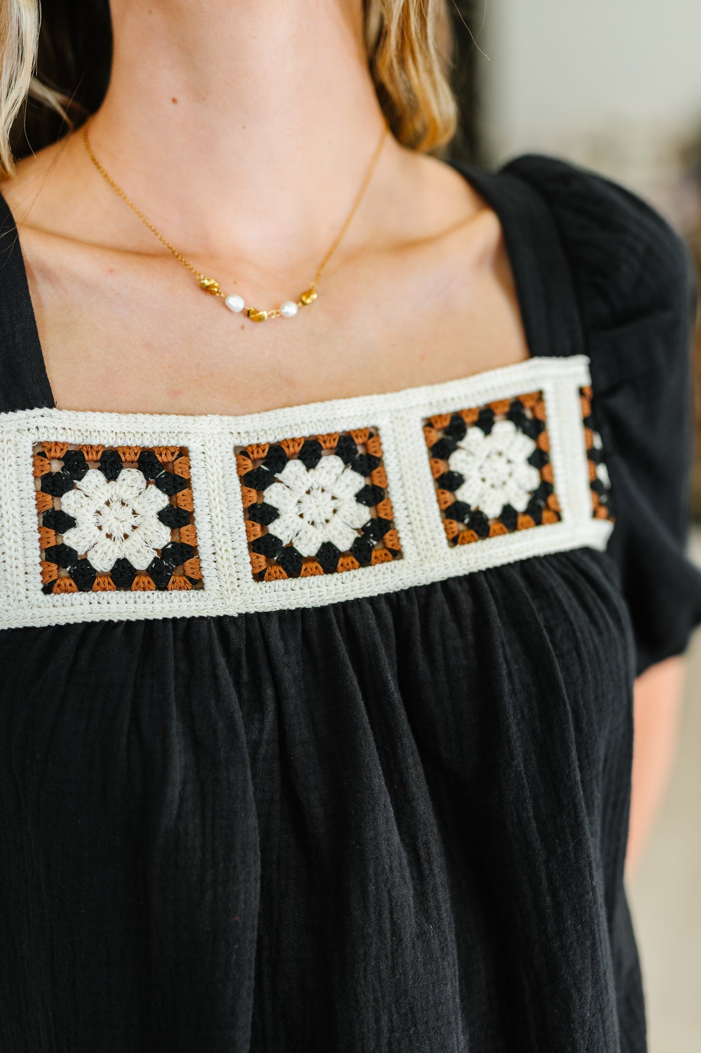 Black Lightweight Gauze Top
No Stretch
Square Neckline
Balloon Sleeve
Cased Elastic Sleeve Cuff
Granny Square Crochet Details
Functional Back Tie with Bead Details
100% Cotton
True to Size