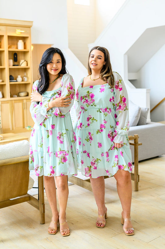 Green floral Polyester Chiffon Dress
Sheer Sleeves
Elastic Waistband
Side Seam Pockets
Fully Lined
100% Polyester
True to Size (Runs Large Through Bust)