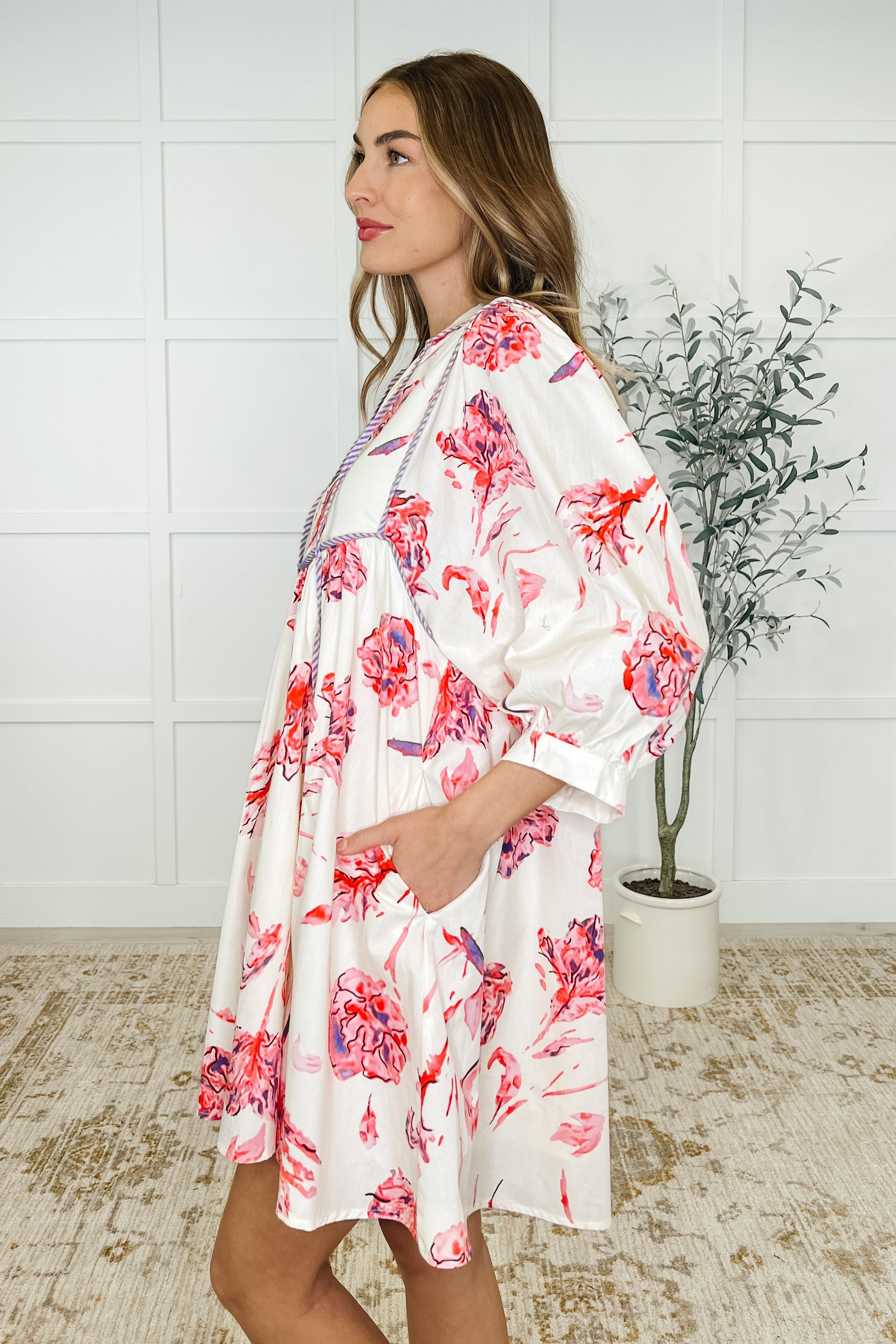 Lightweight Woven
V-Neckline
Functional Neck Tie
Puff Sleeve
Banded Hemline
Contrast Trim Details
Fully Lined Except Sleeves
Functional Side Pockets
100% Cotton
True to Size Floral dress