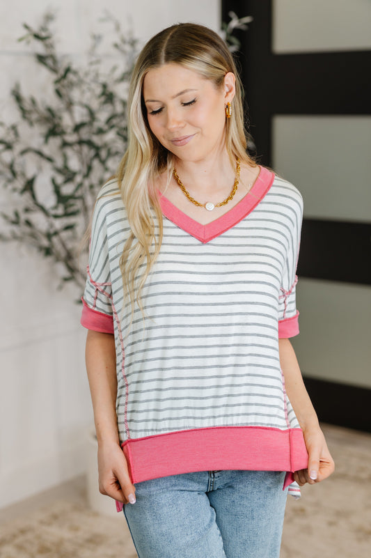 V-Neck Top in Heather/Grey/Ivory/Pink
Lightweight Knit
Banded V-Neckline
Drop Shoulder
Banded Sleeve Cuff
Banded Stepped Hemline
Side Slits
95% Rayon, 5% Spandex
True to Size
