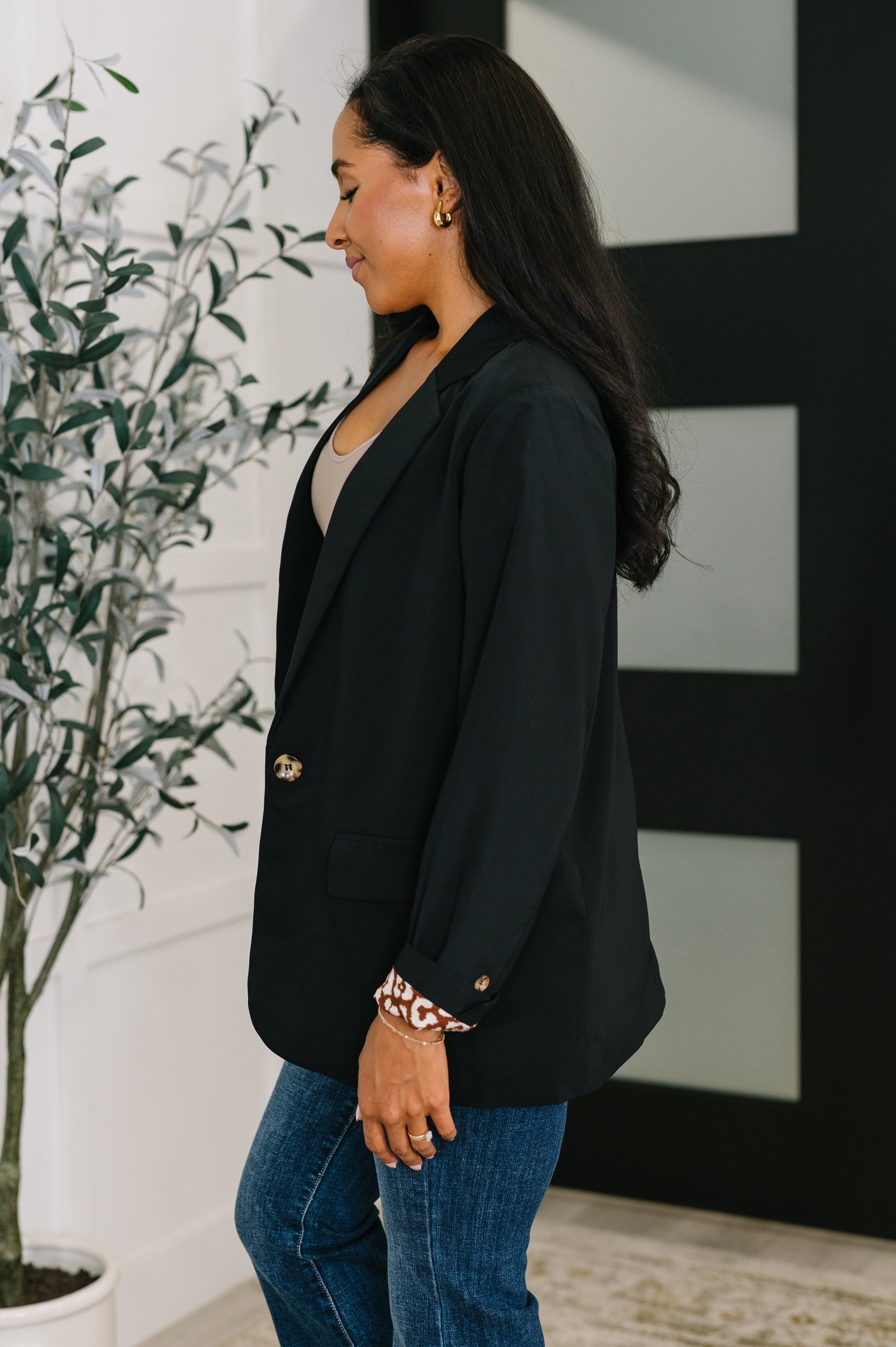 Black Woven Suiting Blazer by Jodifil
Lightweight
Fully Lined
Single Button Closure
Back Vent
Relaxed Silhouette
100% Polyester
True to Size