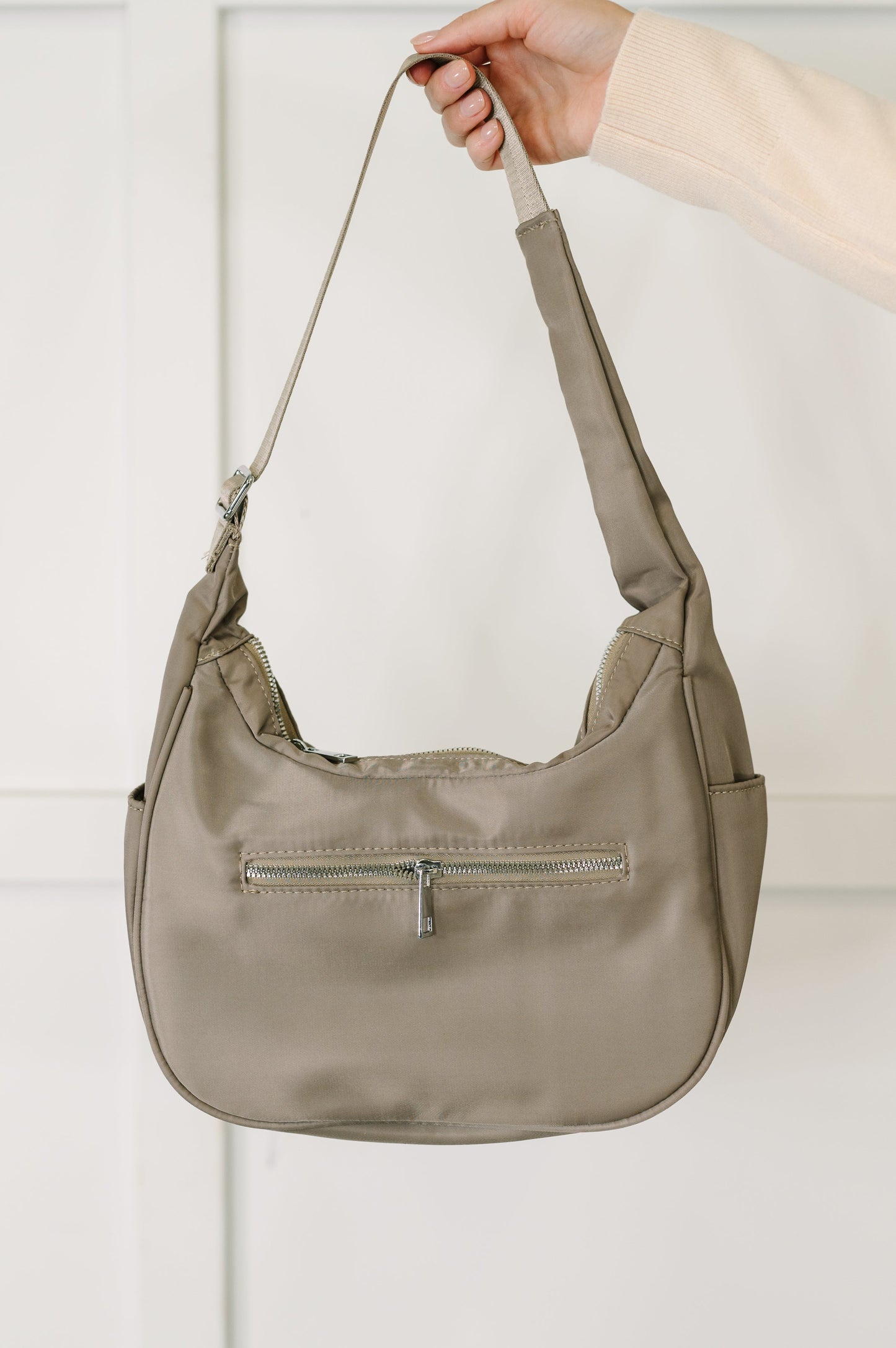 Easy Clean Nylon shoulder bag
Height: 6.5” Width: 10 3/4” Depth: 4”
Adjustable Strap 22 1/4”
Silver Hardware
Back Zipper Pocket 7” X 4”
Inside Patch Pocket
Inside Zipper Pocket