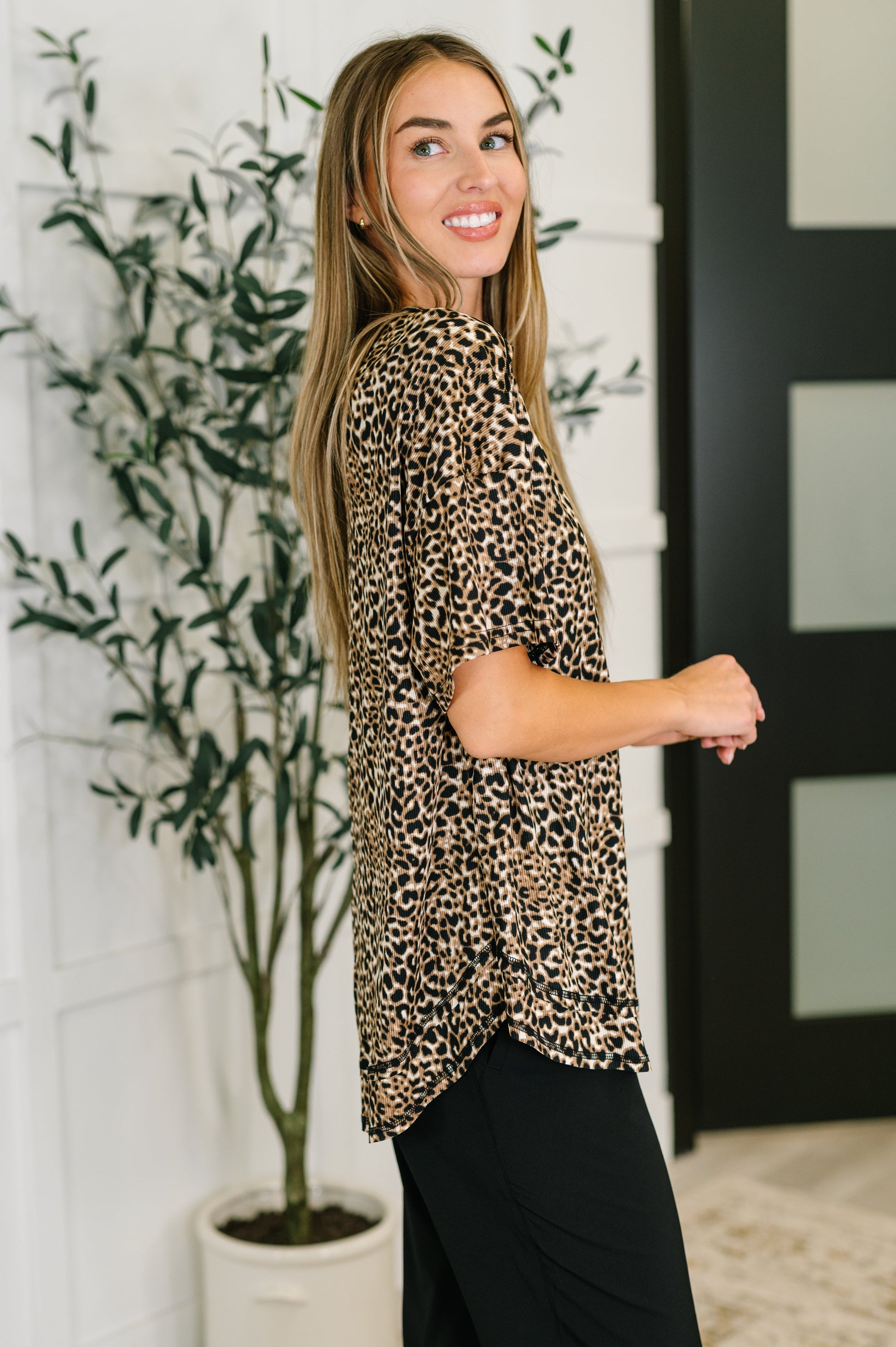 Leopard Mocha short sleeve top by Very J
Ribbed Knit
High Stretch
Banded Round Neckline
Drop Shoulder
Banded Hemline
Exposed Seam Details
95% Polyester, 5% Spandex
True to Size