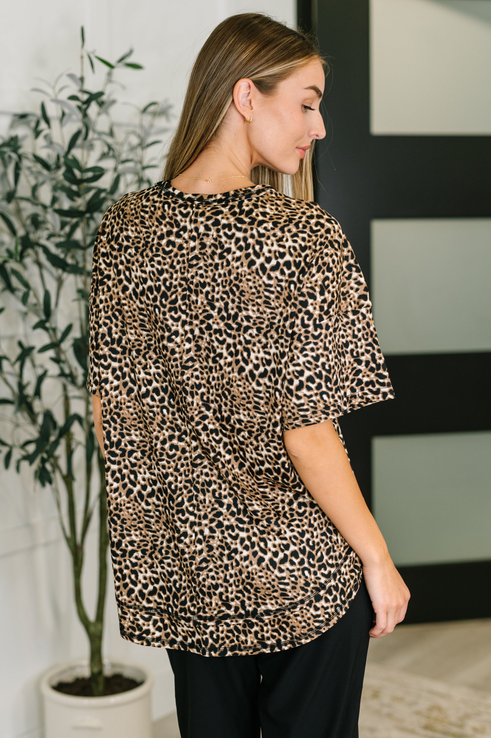 Leopard Mocha short sleeve top by Very J
Ribbed Knit
High Stretch
Banded Round Neckline
Drop Shoulder
Banded Hemline
Exposed Seam Details
95% Polyester, 5% Spandex
True to Size