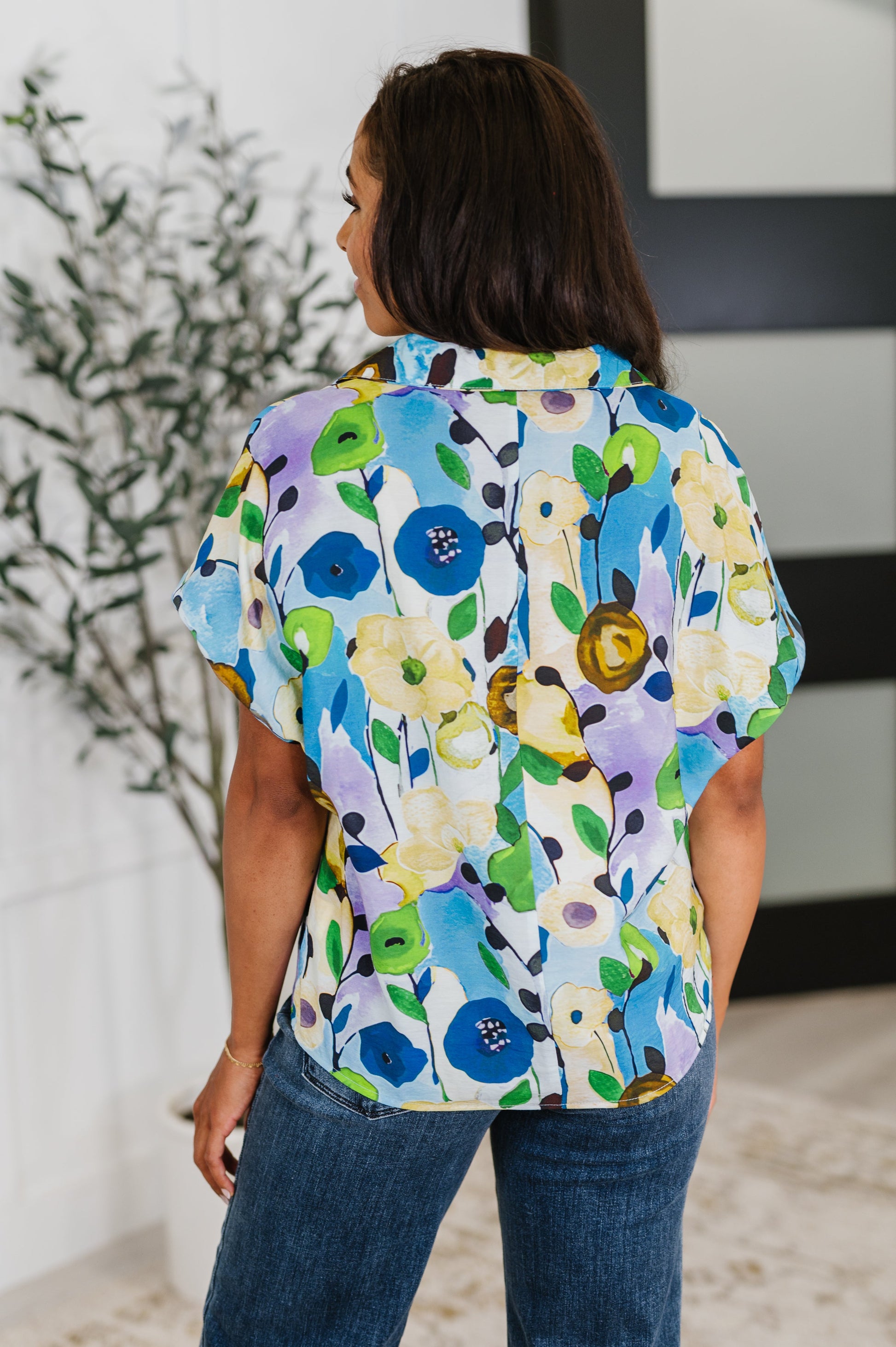 Poplin Woven floral top
Banded V-Neckline
Collared
Dolman Sleeve
Cased Elastic Sleeve Cuff
81% Viscose, 19% Polyamide
True to Size
