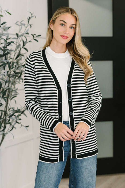 Light-Mid Weight Sweater Knit Cardigan
V-Neckline
Button Closures
Functional Welt Pockets
Banded Sleeve Cuff
Banded Hemline
50% Viscose, 28% Polyester, 22% Polyamide
True to Size