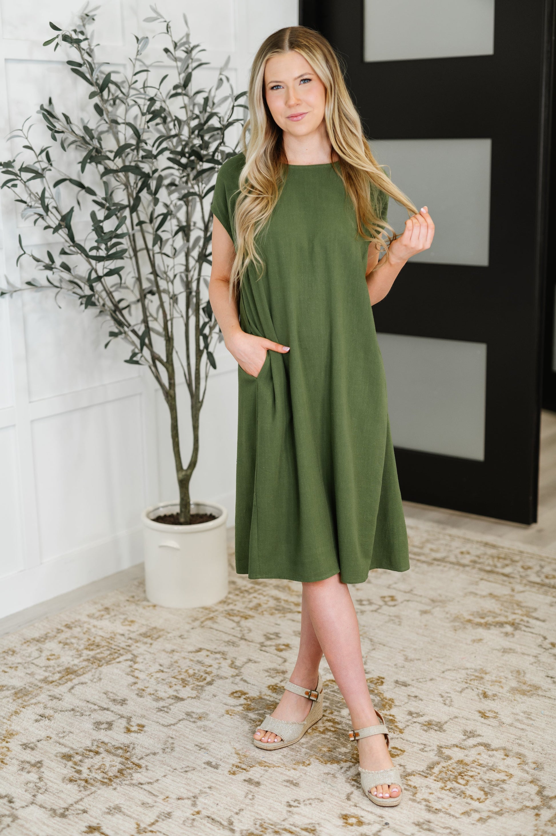 Mid-Weight Woven
Round Neckline
Dolman Sleeve
Functional Side Pockets
Relaxed Fit
80% Rayon, 20% Linen
True to Size