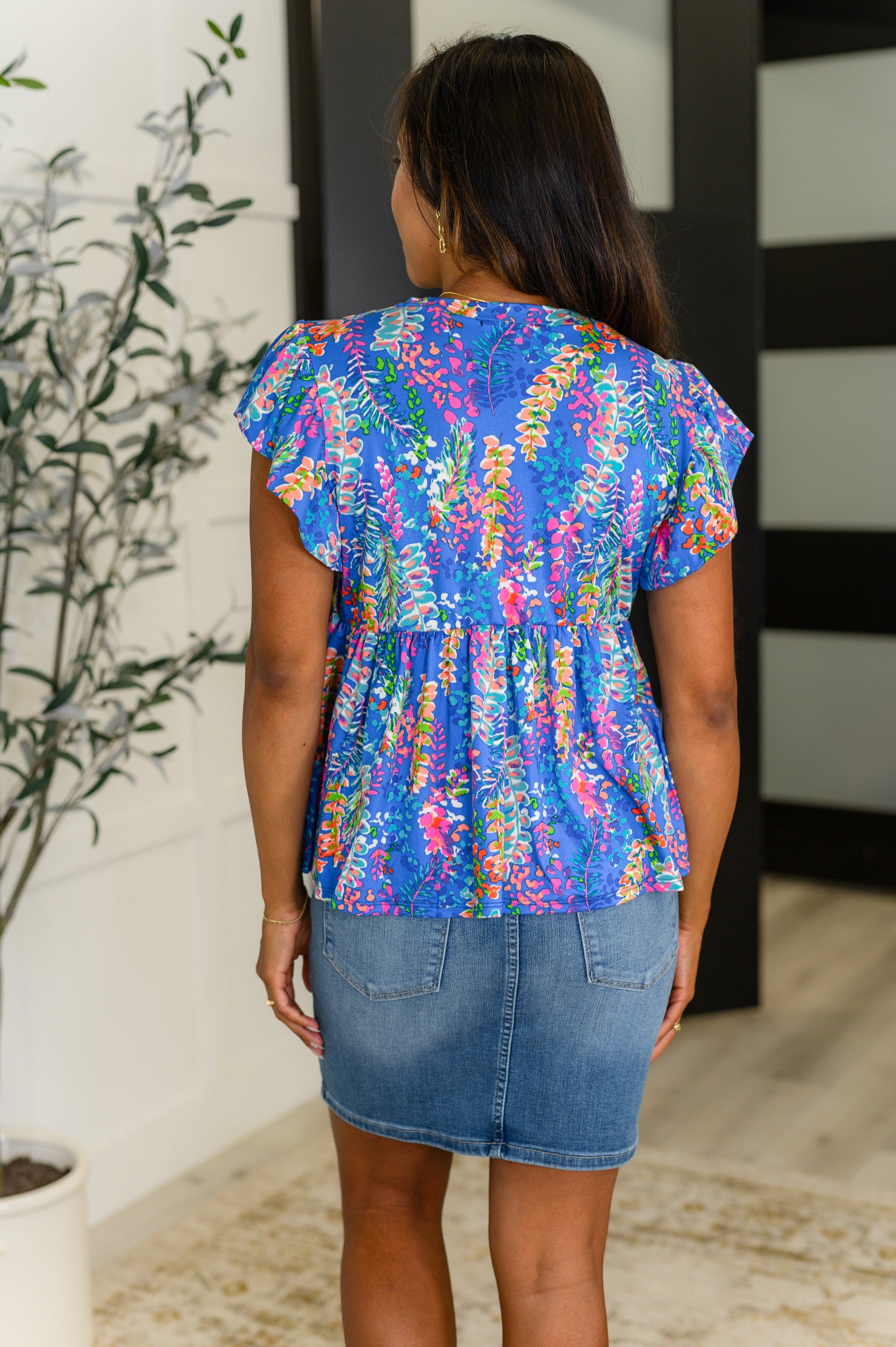 Flutter sleeve top in Blue by Haptics
Buttery Smooth Knit
High Stretch
Banded Round Neckline
Double Layered Flutter Sleeve
Gathered Tier
Babydoll Silhouette
95% Polyester, 5% Spandex
True to Size
