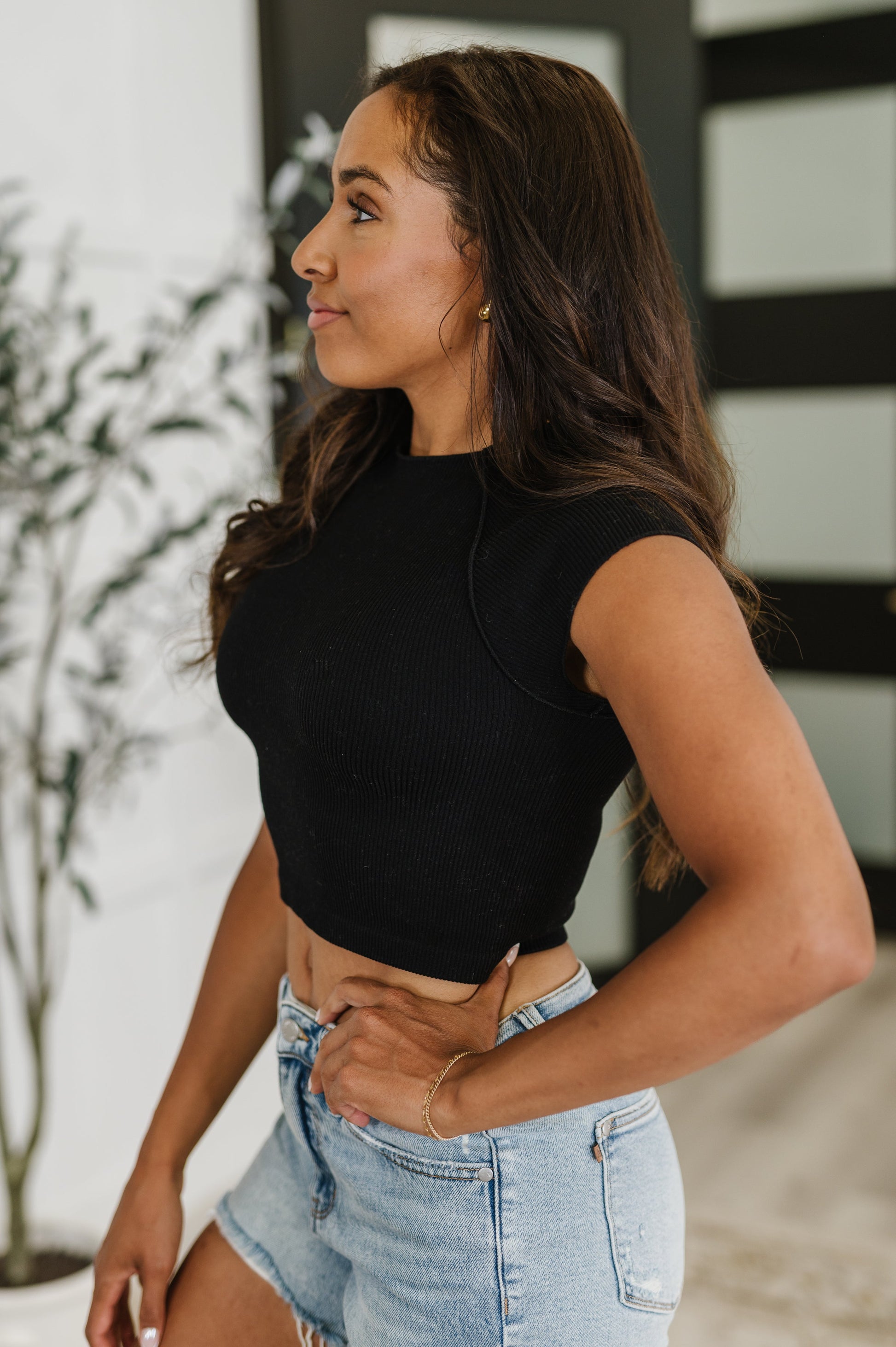 Cropped short sleeve Top in Black by Zenana
Ribbed Knit
High Stretch
Raglan Sleeve
Round Neckline
Faux Back Tag
90% Nylon, 10% Spandex
True to Size