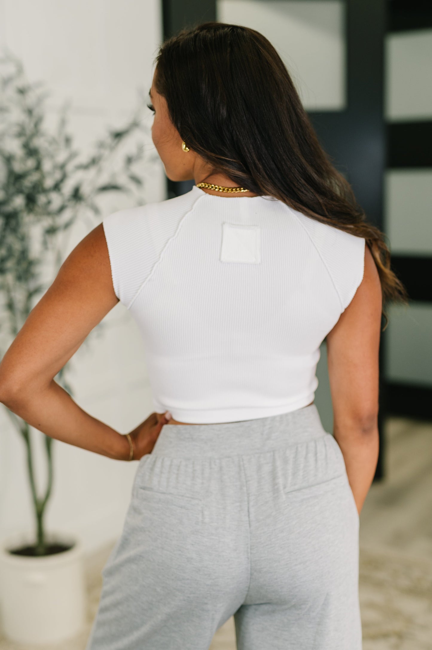 Cropped Top in White
Ribbed Knit
High Stretch
Raglan Sleeve
Round Neckline
Faux Back Tag
90% Nylon, 10% Spandex
True to Size