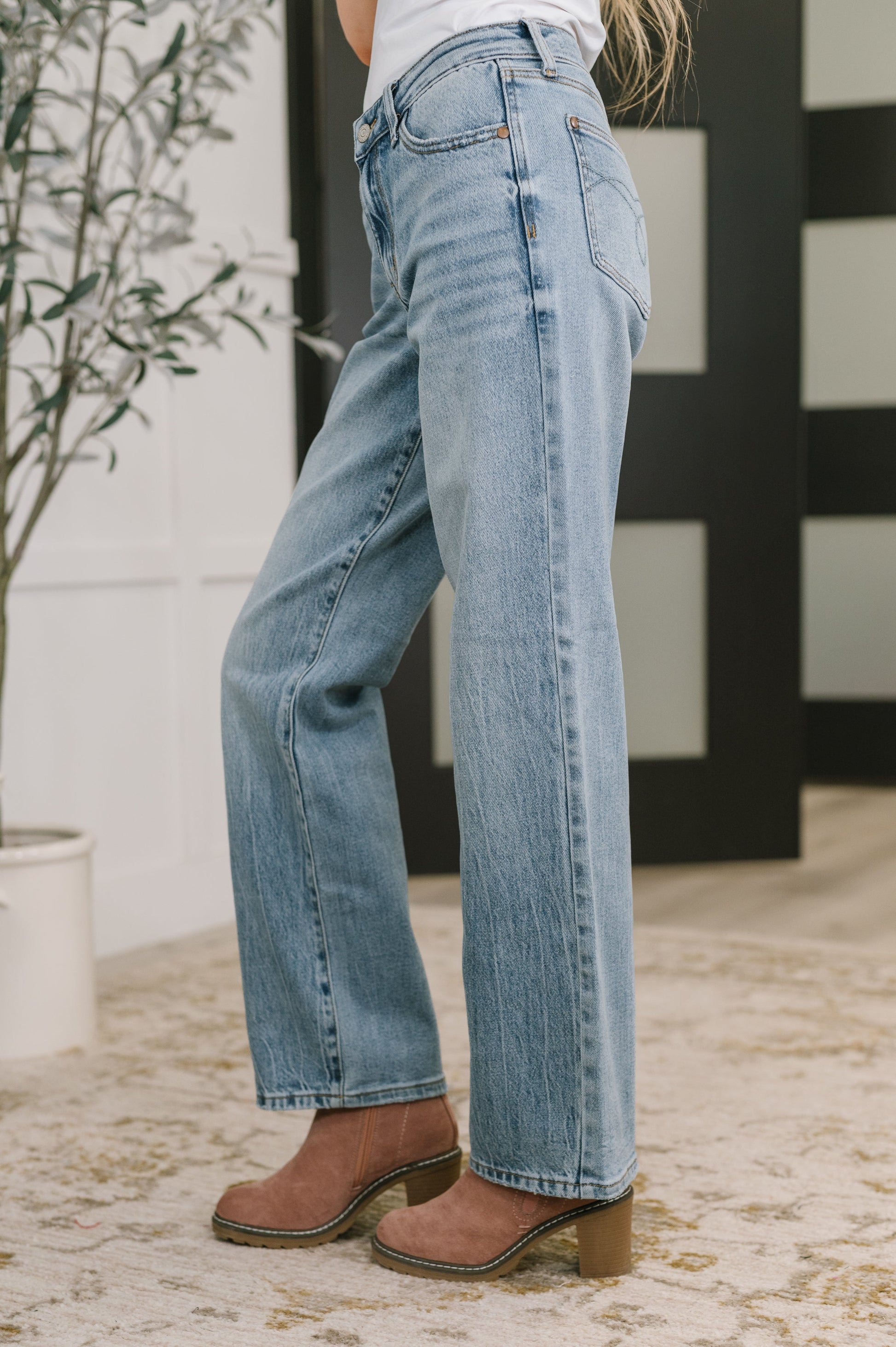 Mid Rise Rigid Magic Straight jeans by Judy Blue