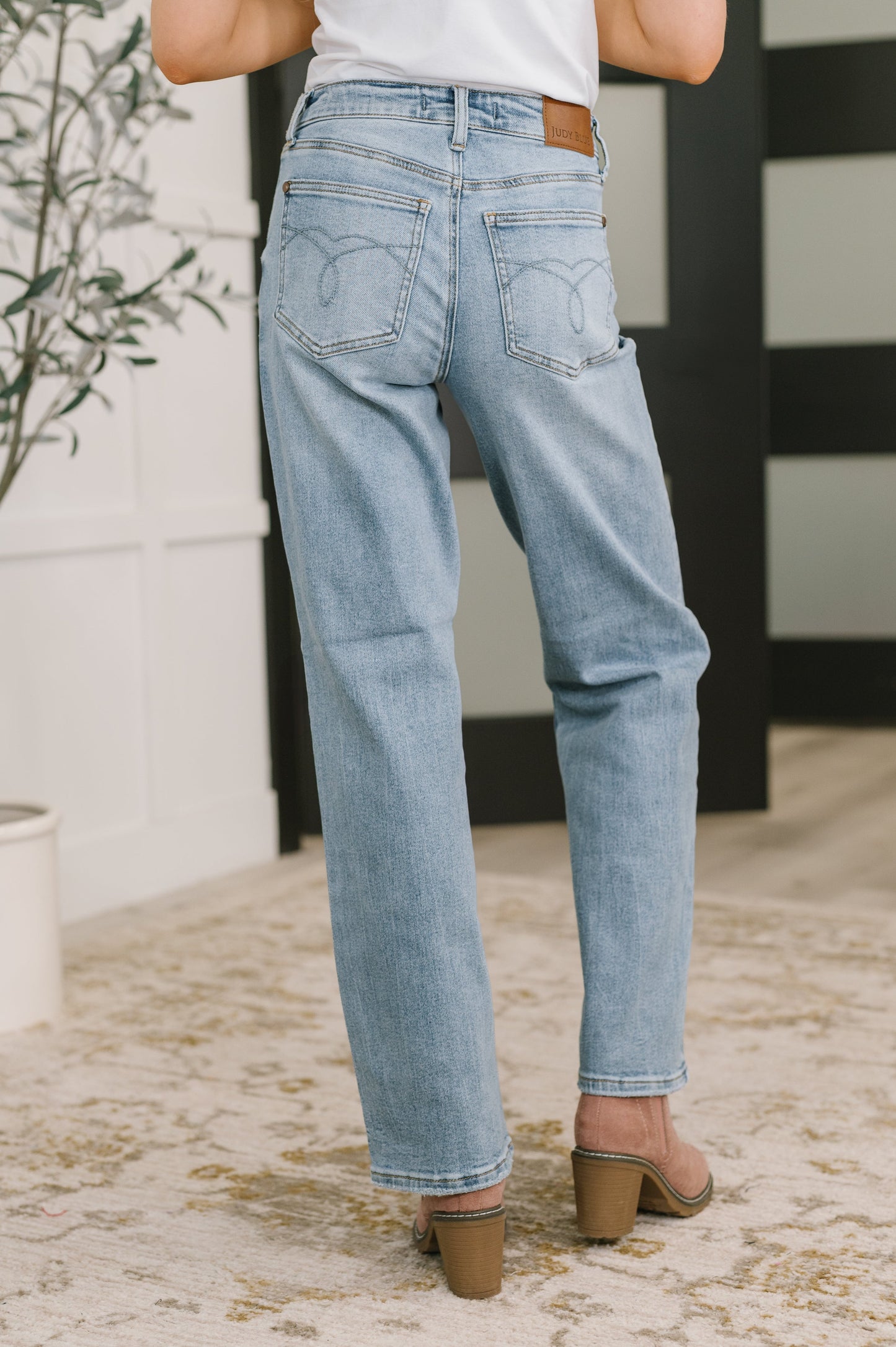 Mid Rise Rigid Magic Straight jeans by Judy Blue