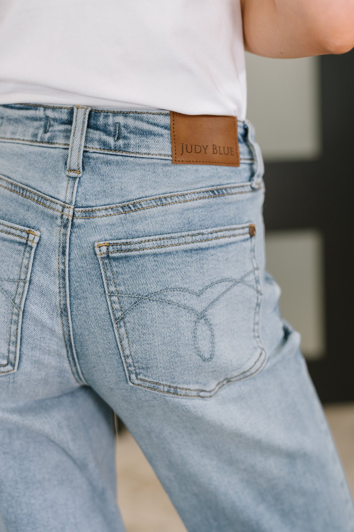 Mid Rise Rigid Magic Straight jeans by Judy Blue