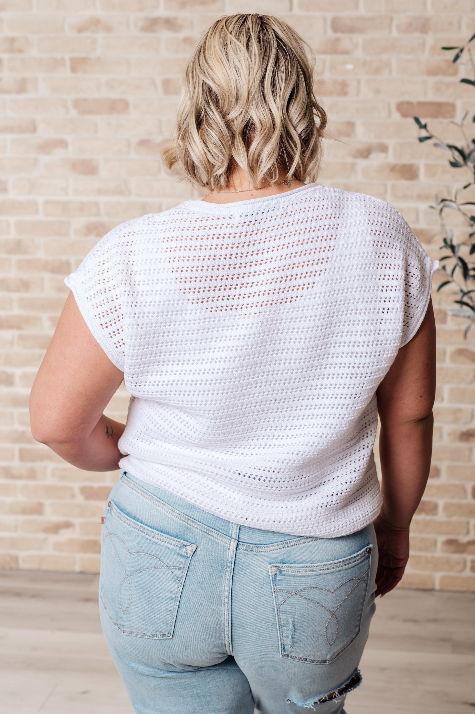 White Lightweight Sweater Knit
Ribbed Round Neckline
Dolman Sleeve
Ribbed Sleeve Cuff
60% Cotton, 40% Acrylic
True to Size short sleeve top