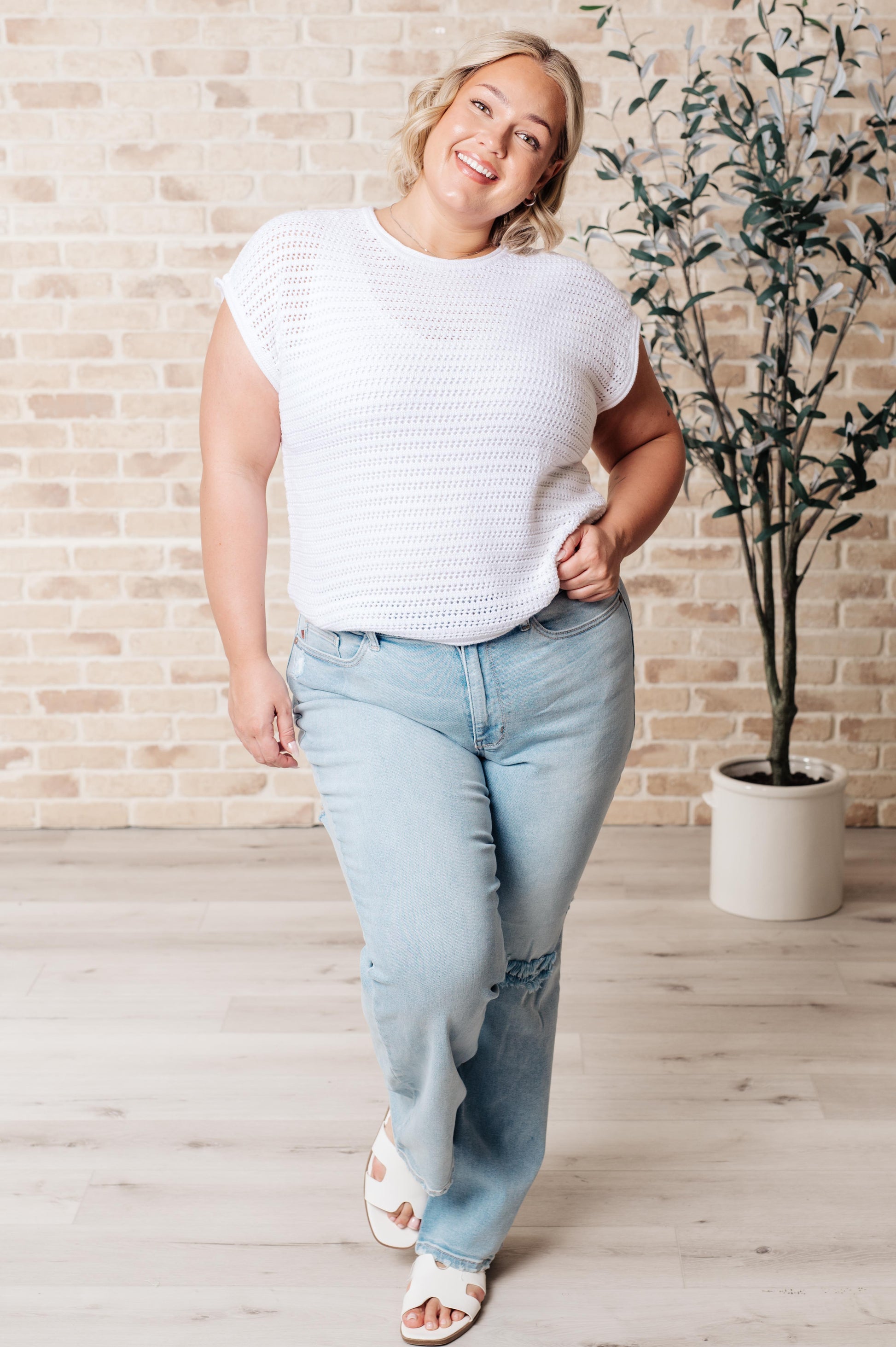 White Lightweight Sweater Knit
Ribbed Round Neckline
Dolman Sleeve
Ribbed Sleeve Cuff
60% Cotton, 40% Acrylic
True to Size short sleeve top
